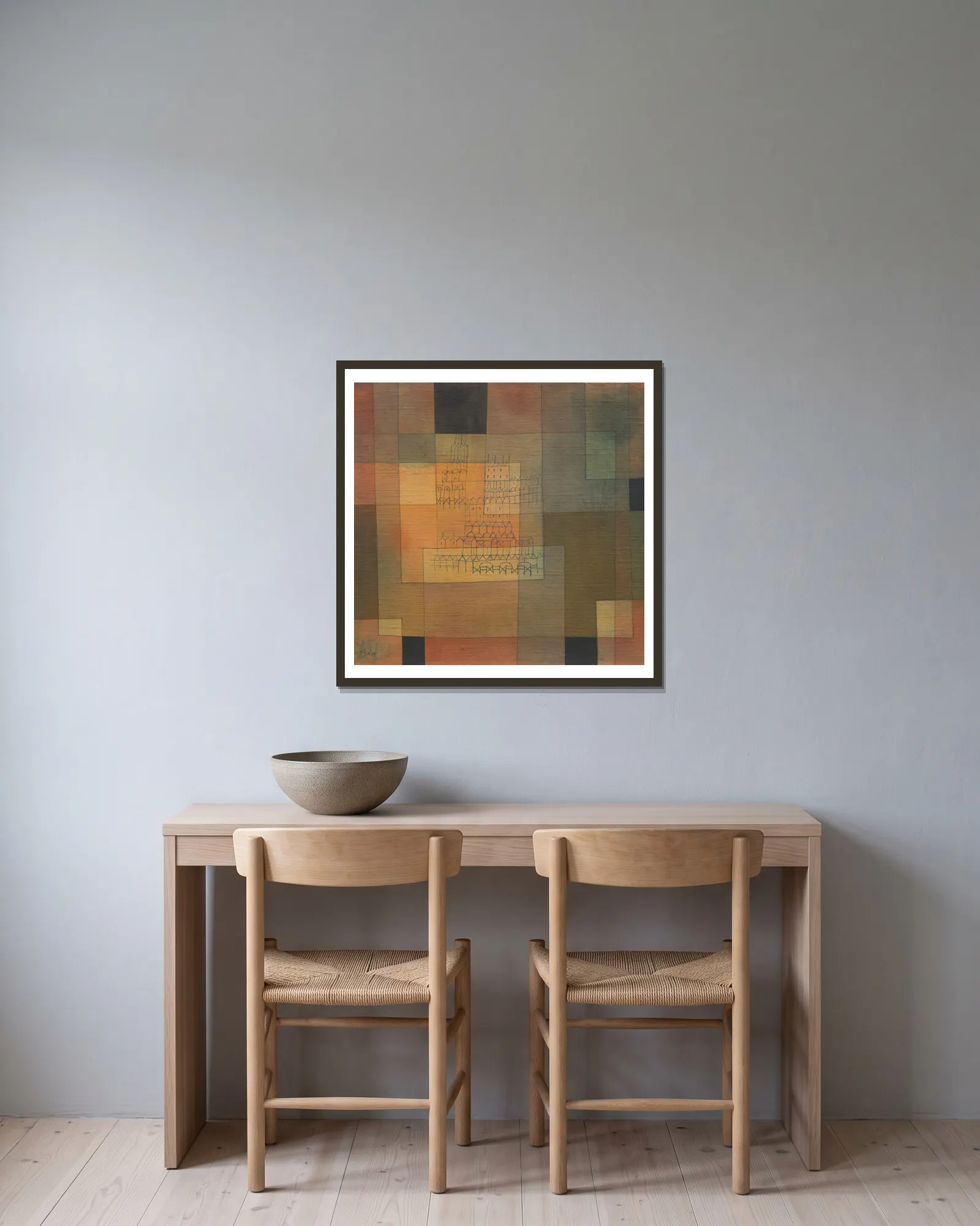 Polyphonic Architecture av Paul Klee inramad på en vägg