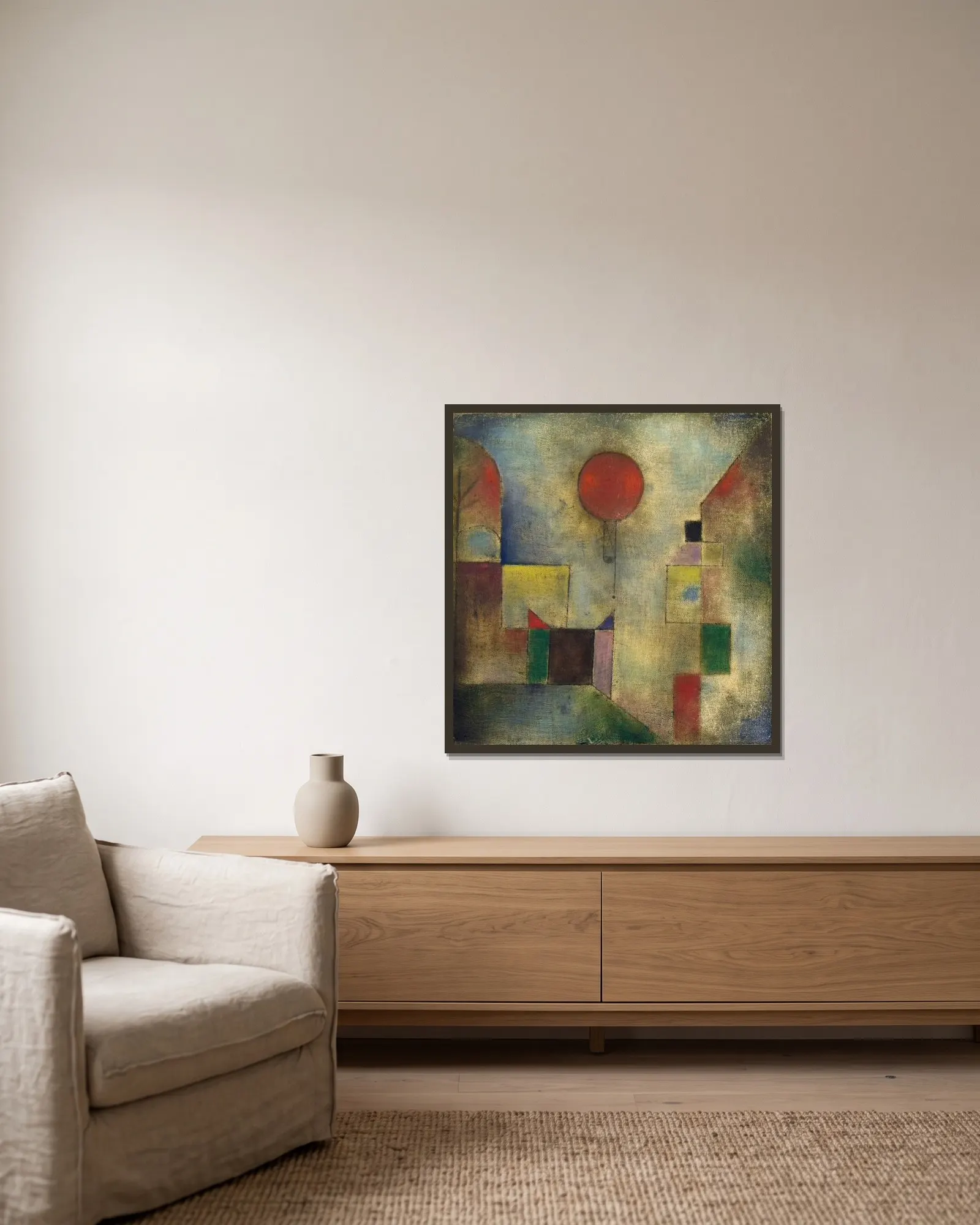 Red Balloon av Paul Klee inramad på en vägg