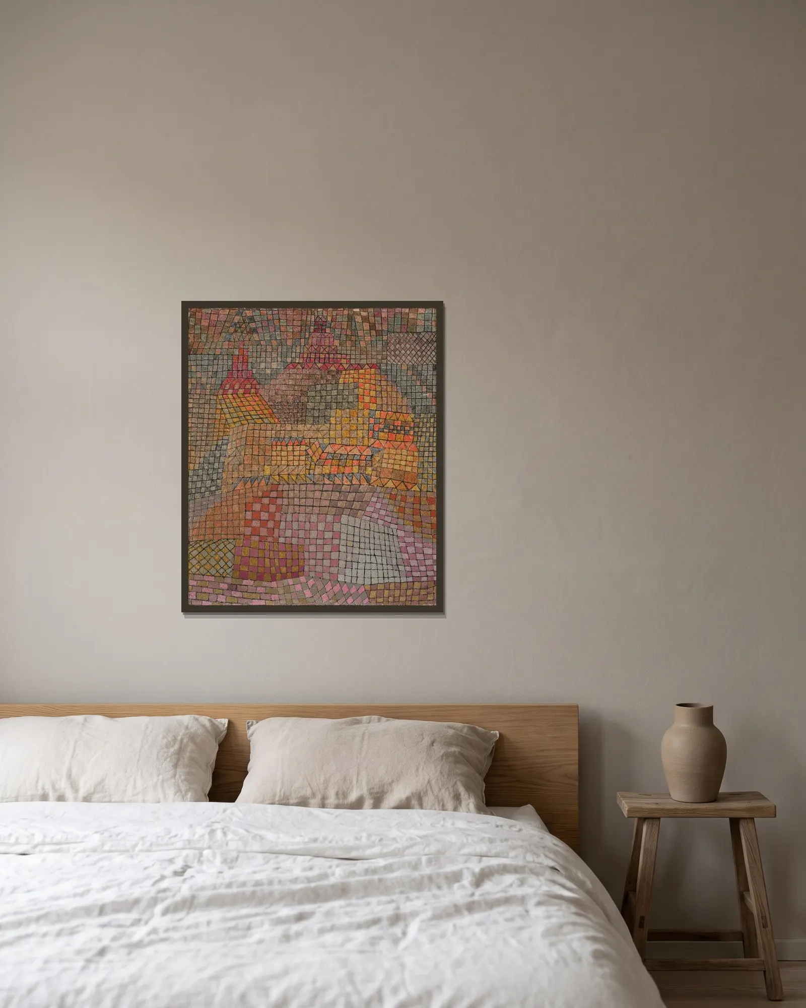 Stadtburg Kr. (Town Castle Kr.) av Paul Klee inramad på en vägg