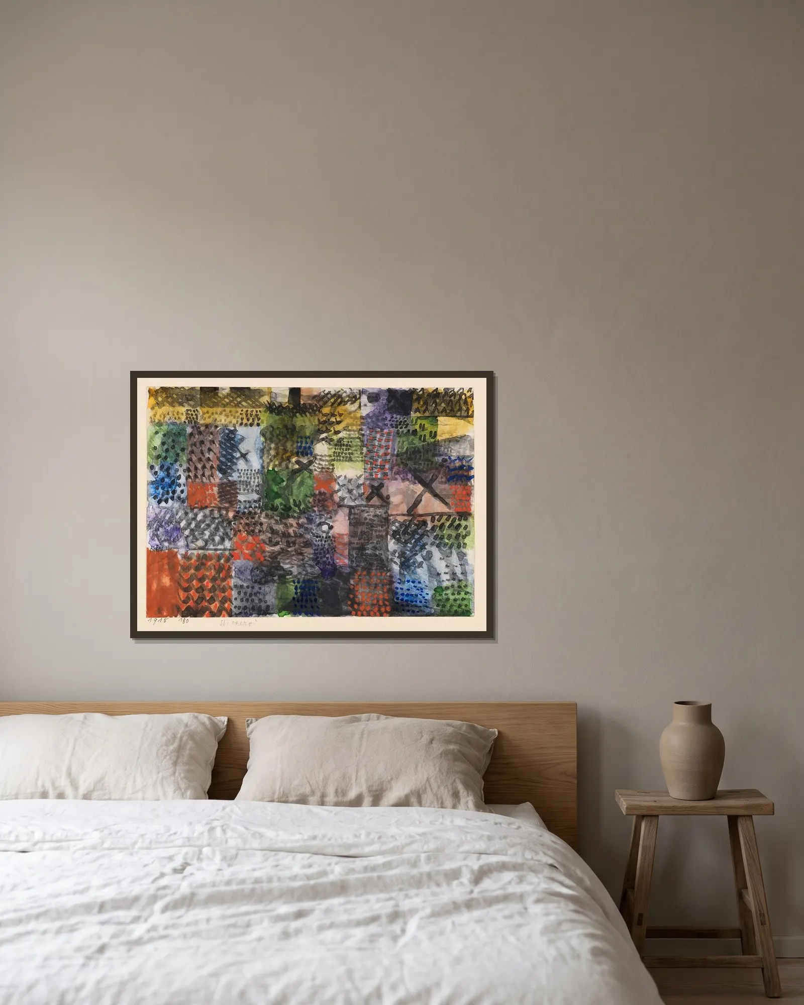 Stickerei av Paul Klee inramad på en vägg
