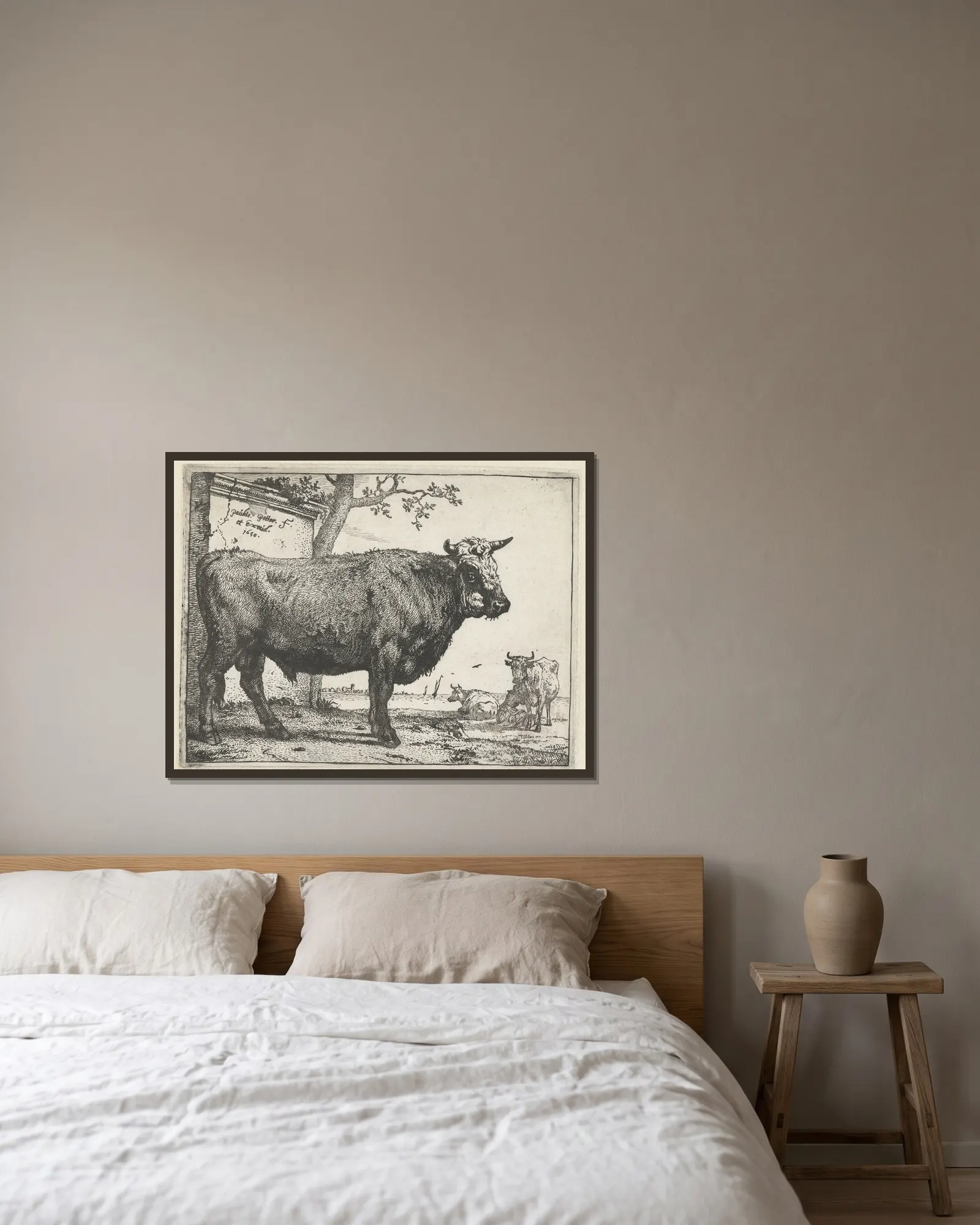 Bull av Paulus Potter inramad på en vägg