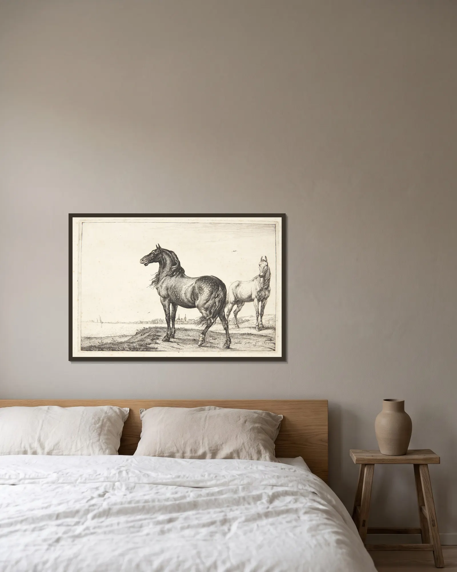Vrinskende hest av Paulus Potter inramad på en vägg