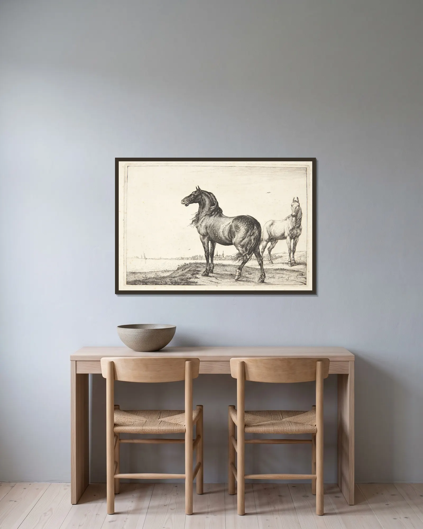 Vrinskende hest av Paulus Potter inramad på en vägg