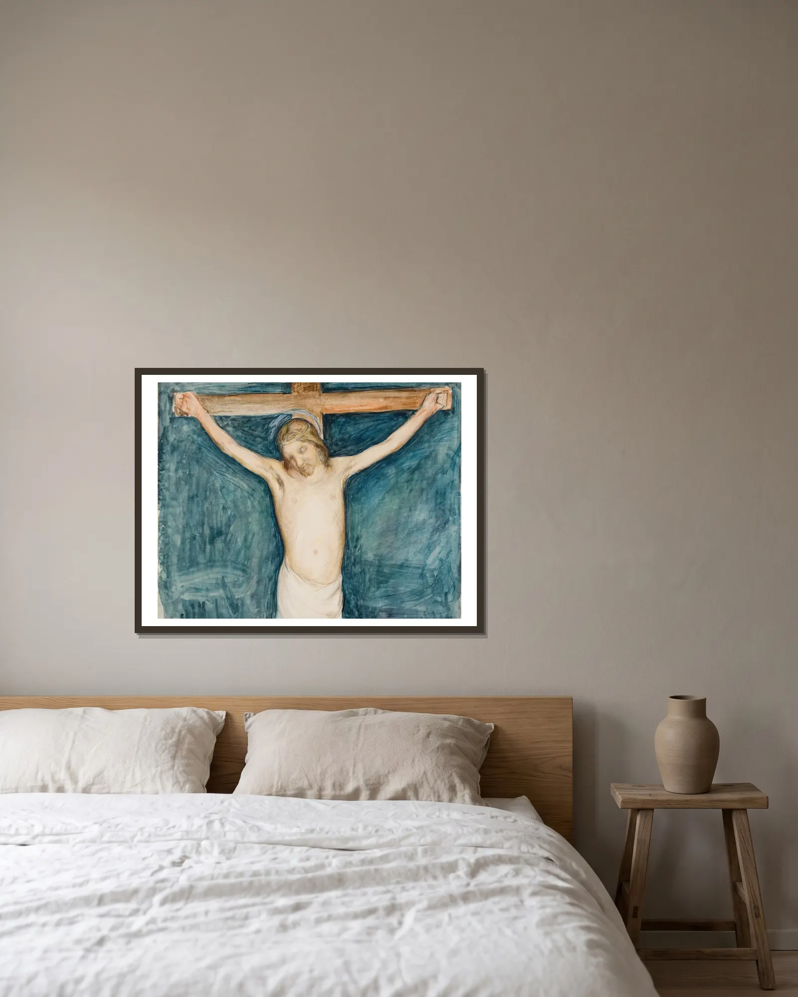 Crucifixion av Pekka Halonen inramad på en vägg