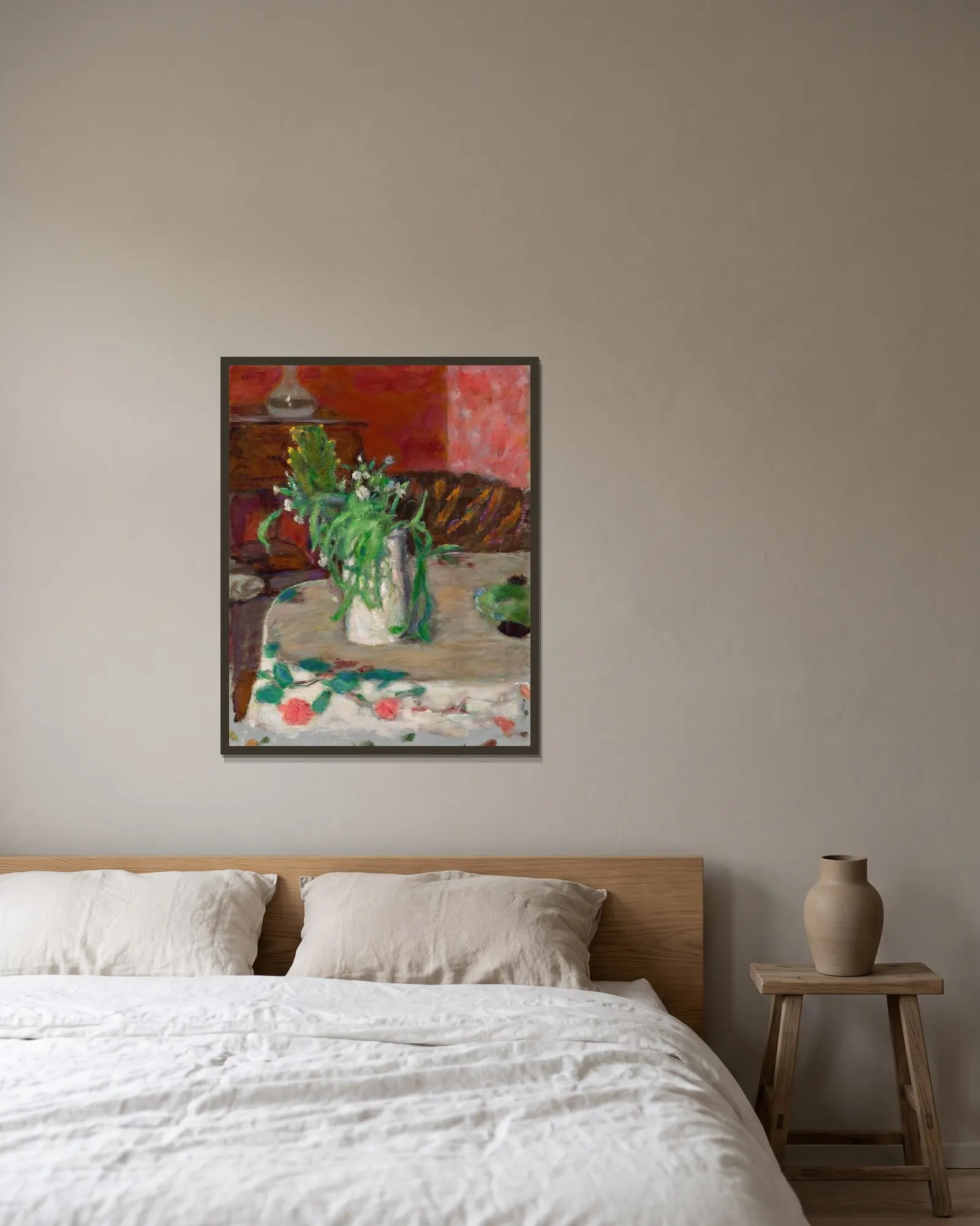 Fleurs et carafe av Pierre Bonnard inramad på en vägg
