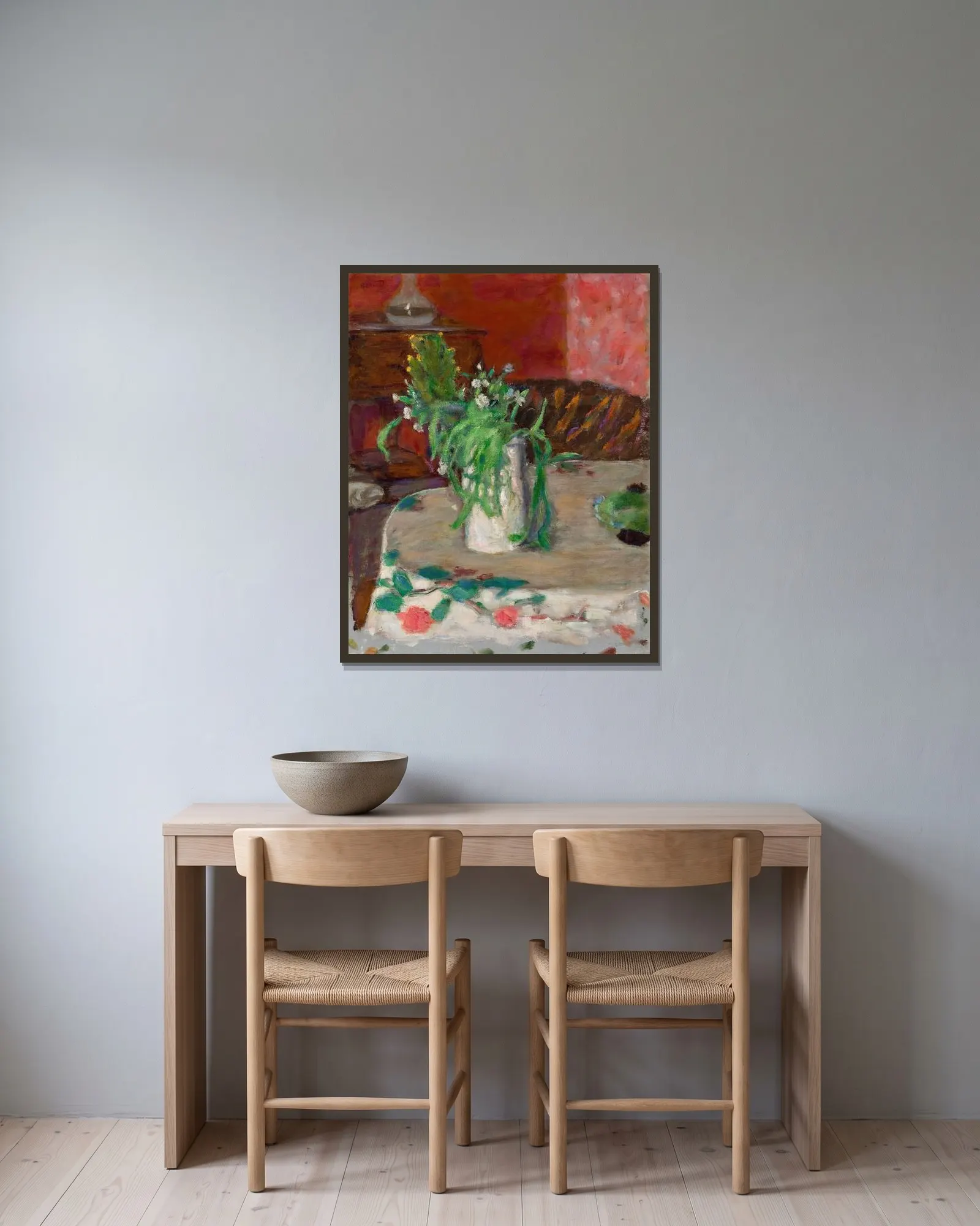 Fleurs et carafe av Pierre Bonnard inramad på en vägg
