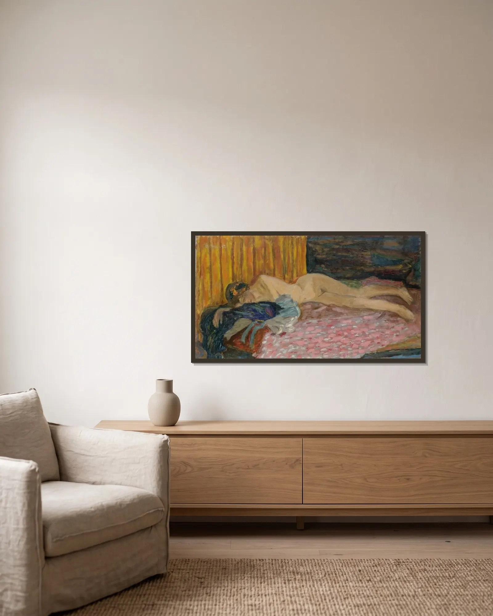 Le Canapé Rose av Pierre Bonnard inramad på en vägg