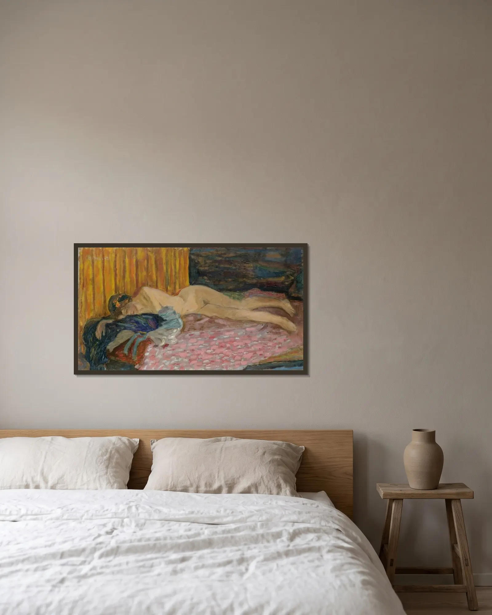 Le Canapé Rose av Pierre Bonnard inramad på en vägg