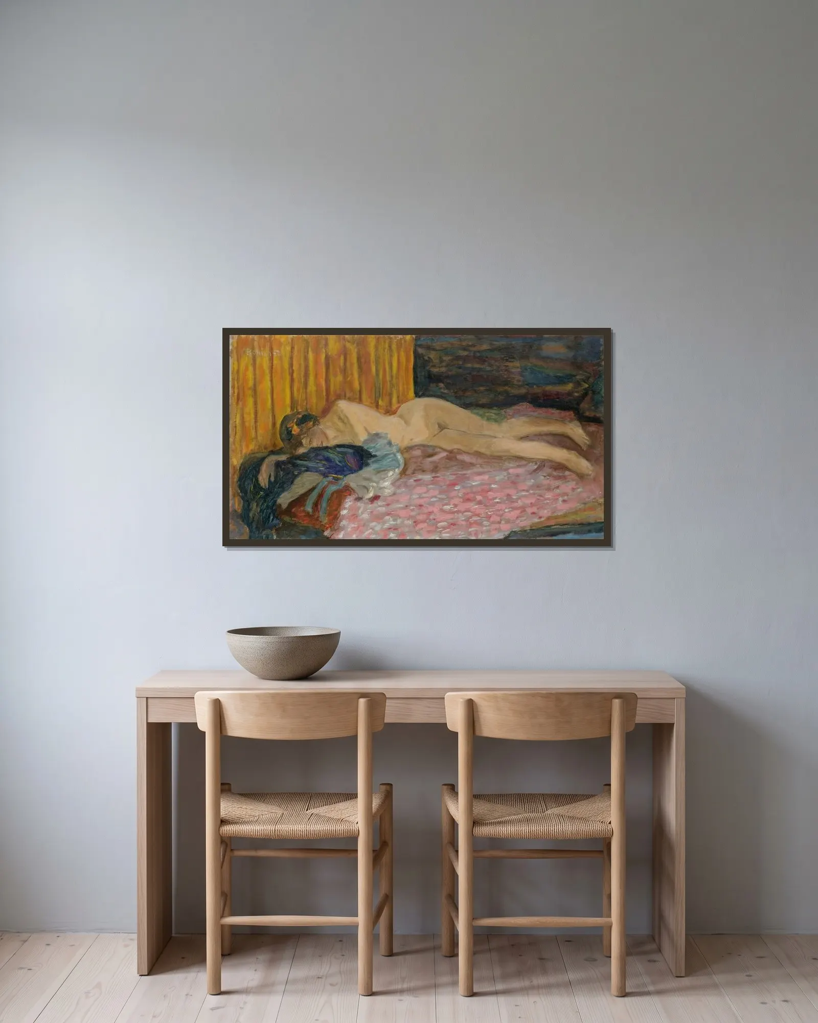 Le Canapé Rose av Pierre Bonnard inramad på en vägg