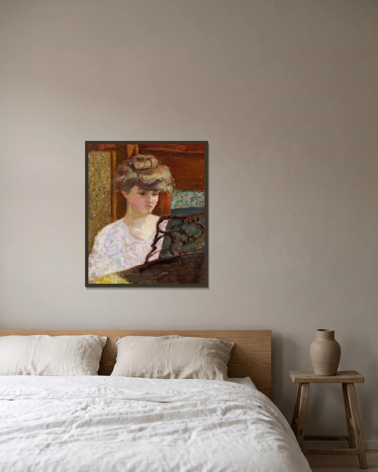 Misia au piano (Portrait de Misia Natanson) av Pierre Bonnard inramad på en vägg