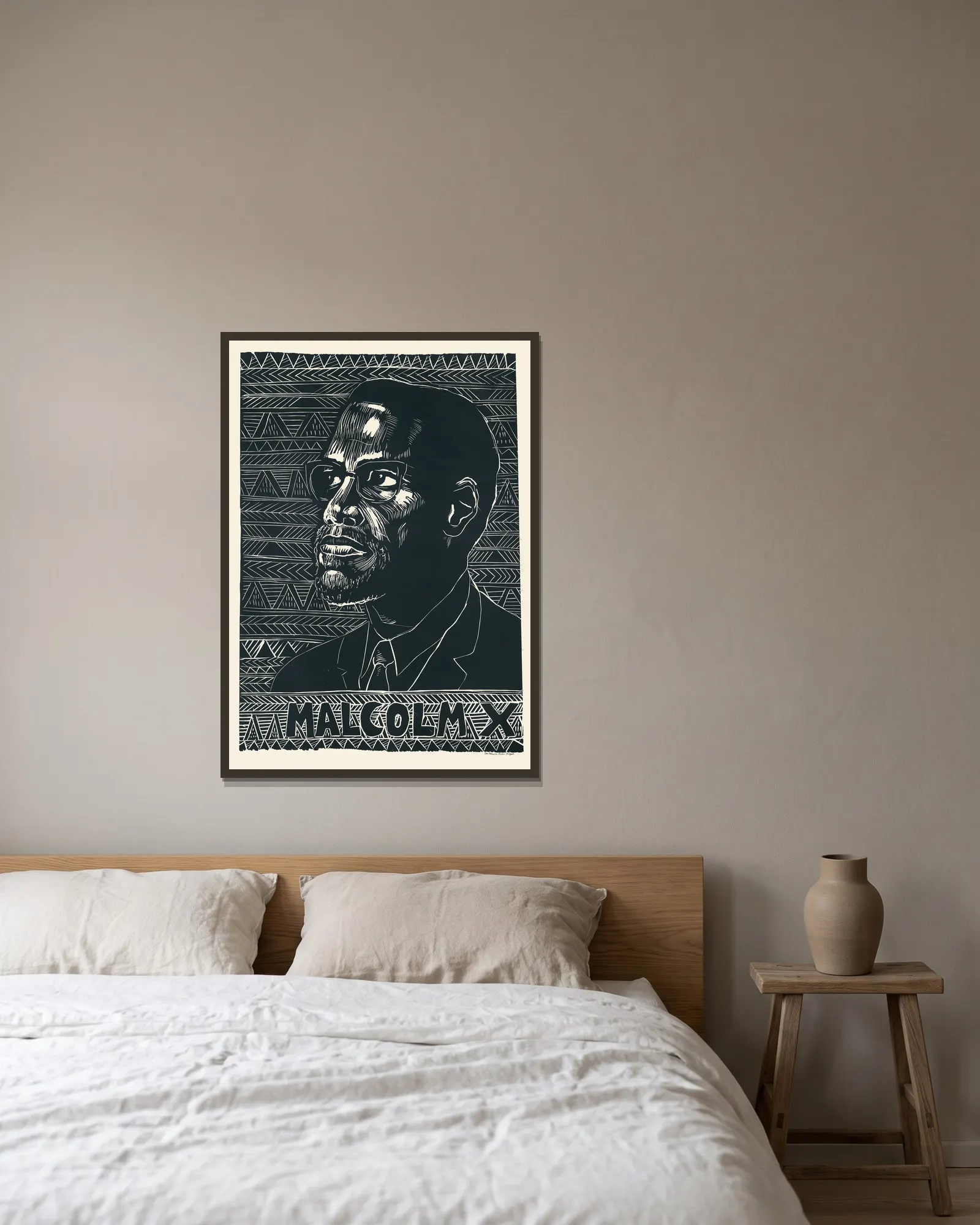 Malcolm X av Rachael Romero inramad på en vägg