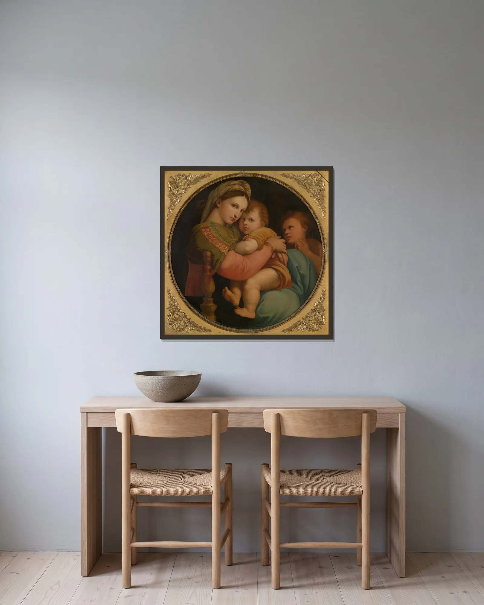 Madonna av Raphael inramad på en vägg
