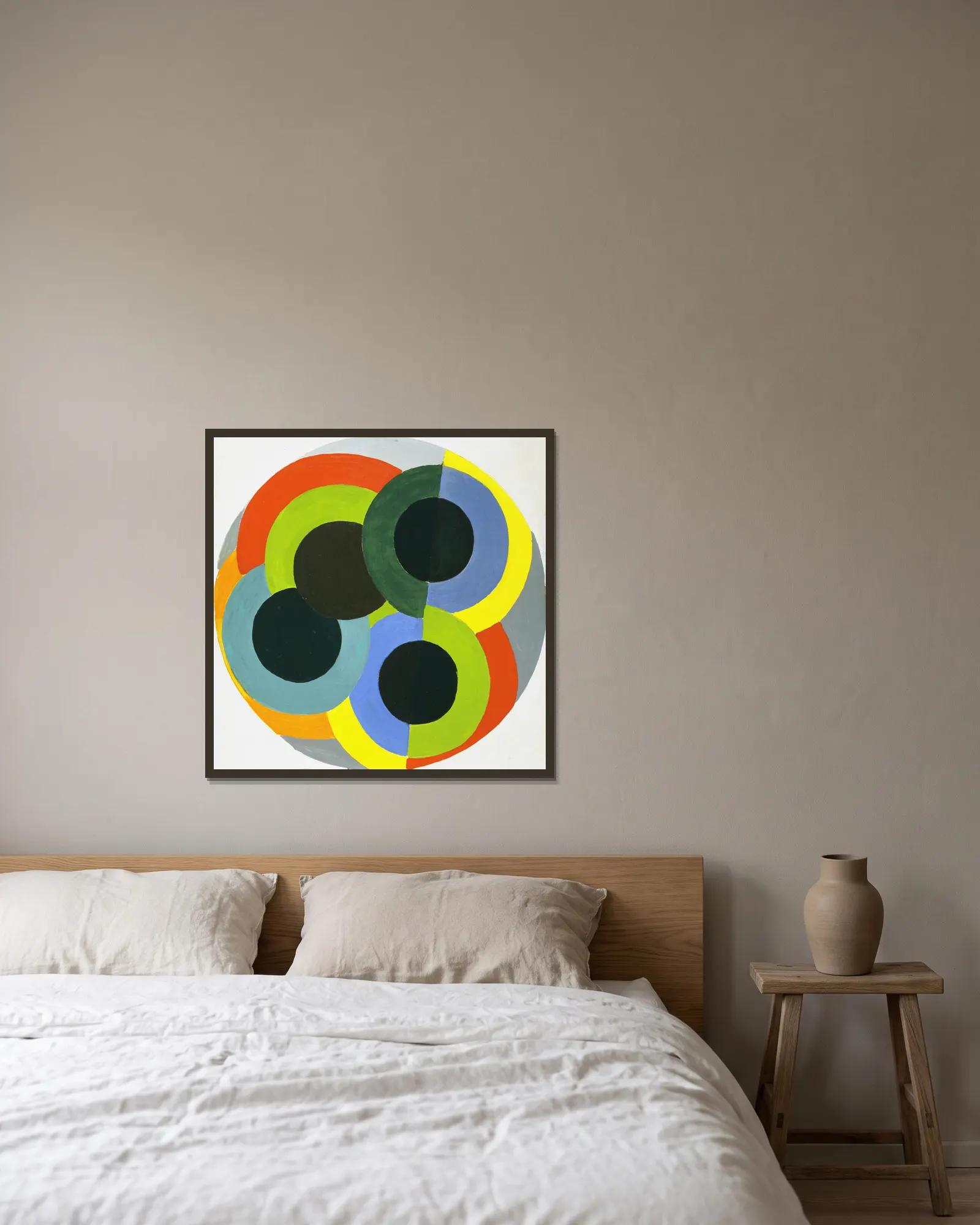 Disks av Robert Delaunay inramad på en vägg