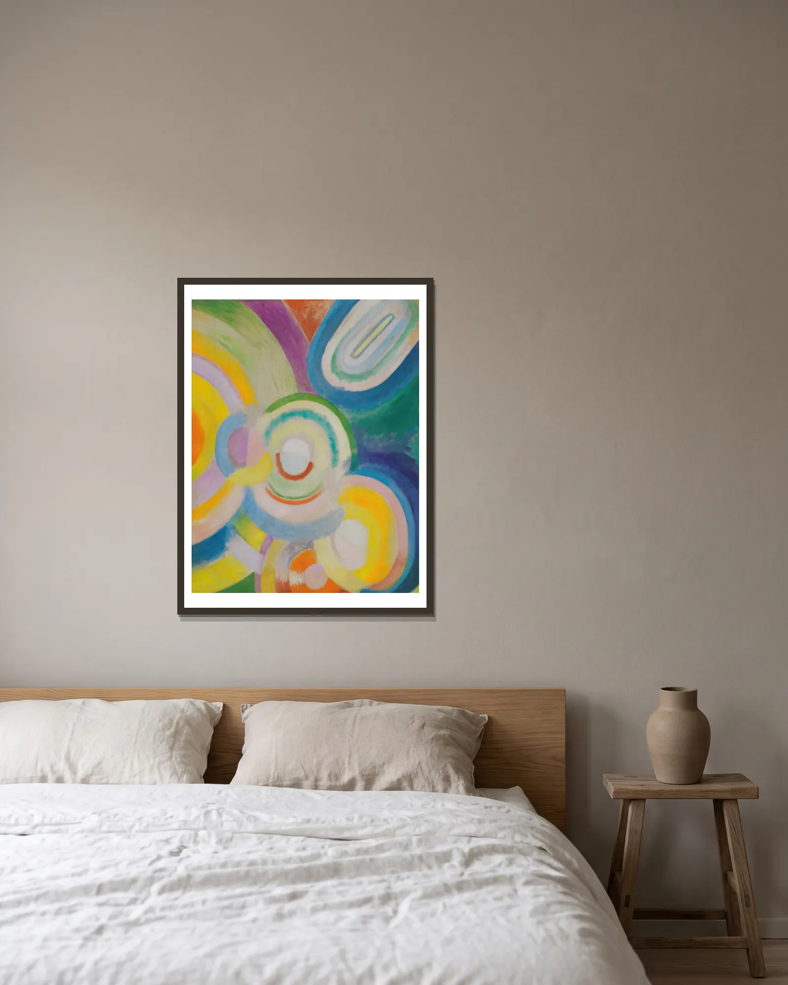 Disques Colorés av Robert Delaunay inramad på en vägg