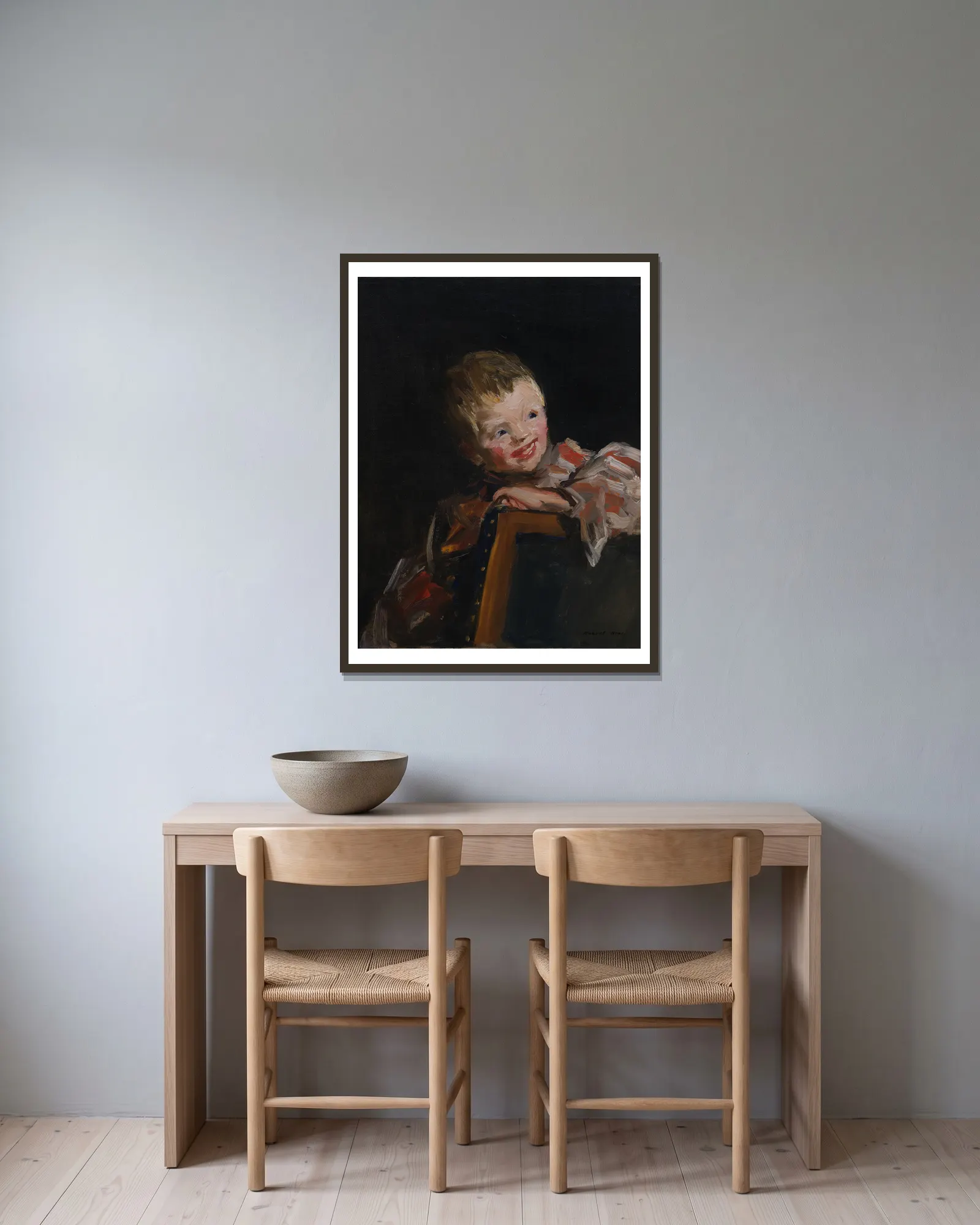 Cory (Cori Looking Over the Back of a Chair) av Robert Henri inramad på en vägg
