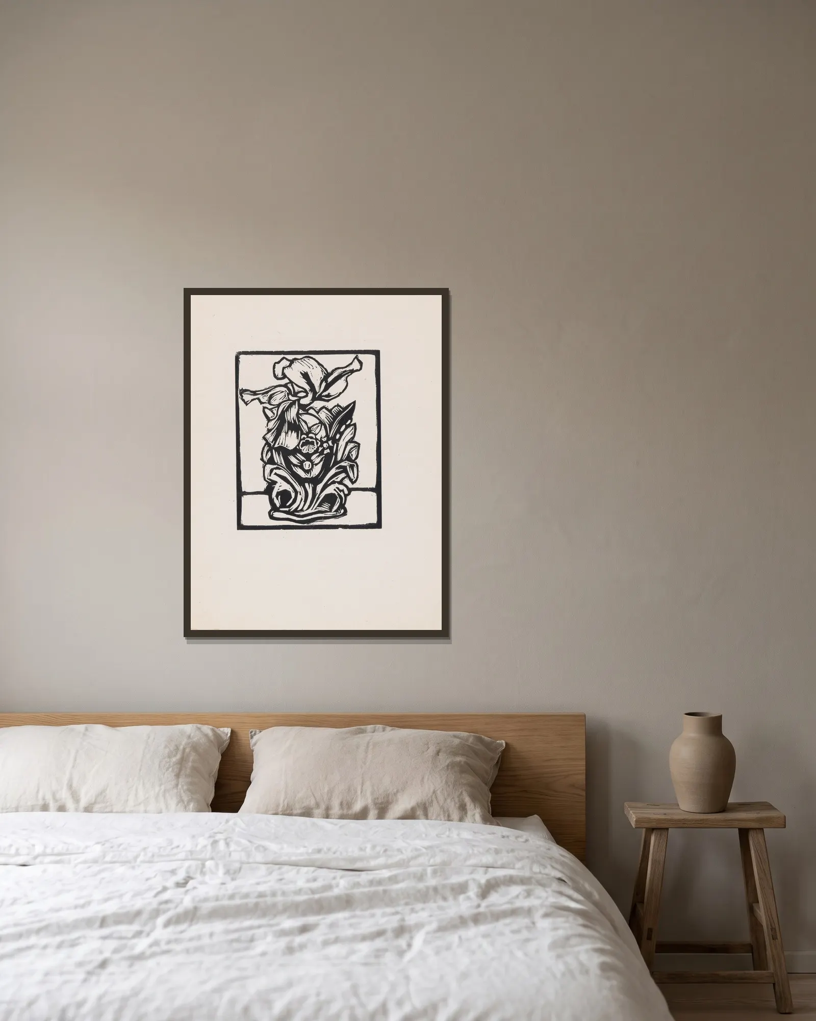Iris & Vase av Roger Fry inramad på en vägg