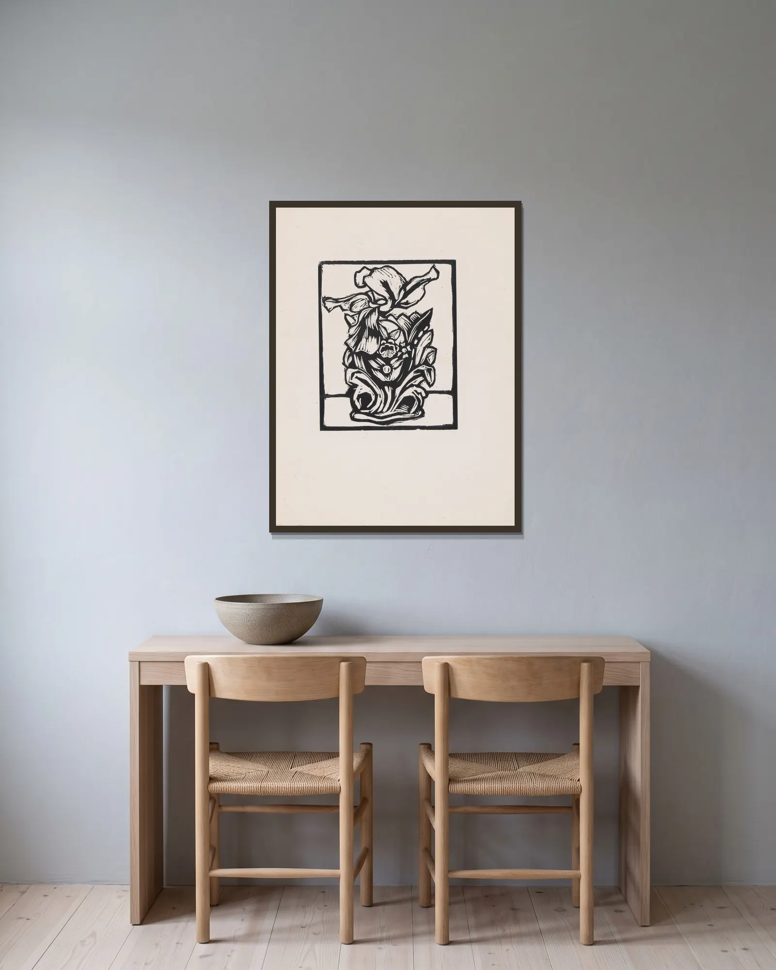 Iris & Vase av Roger Fry inramad på en vägg