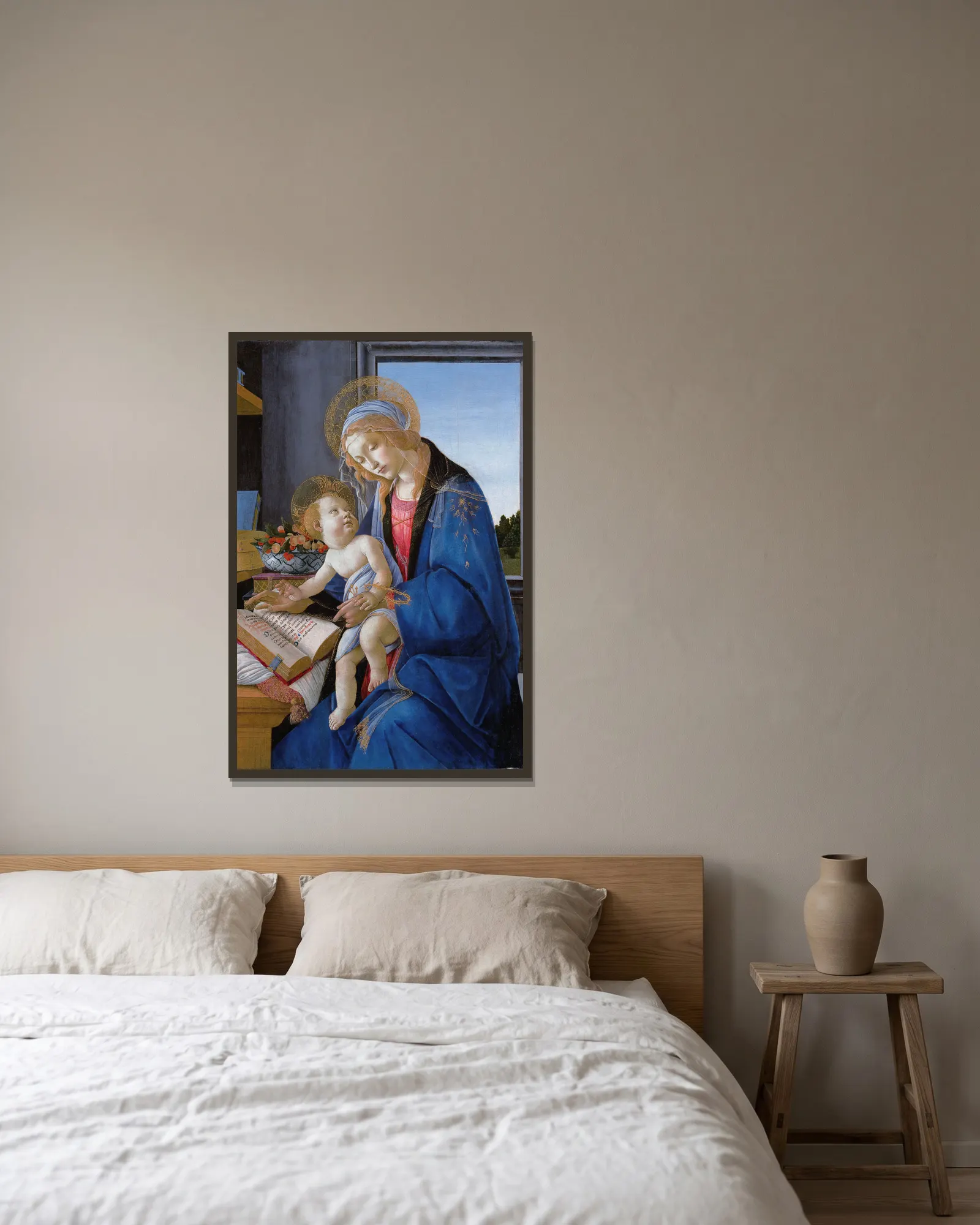 The Virgin and Child (The Madonna of the Book) av Sandro Botticelli inramad på en vägg