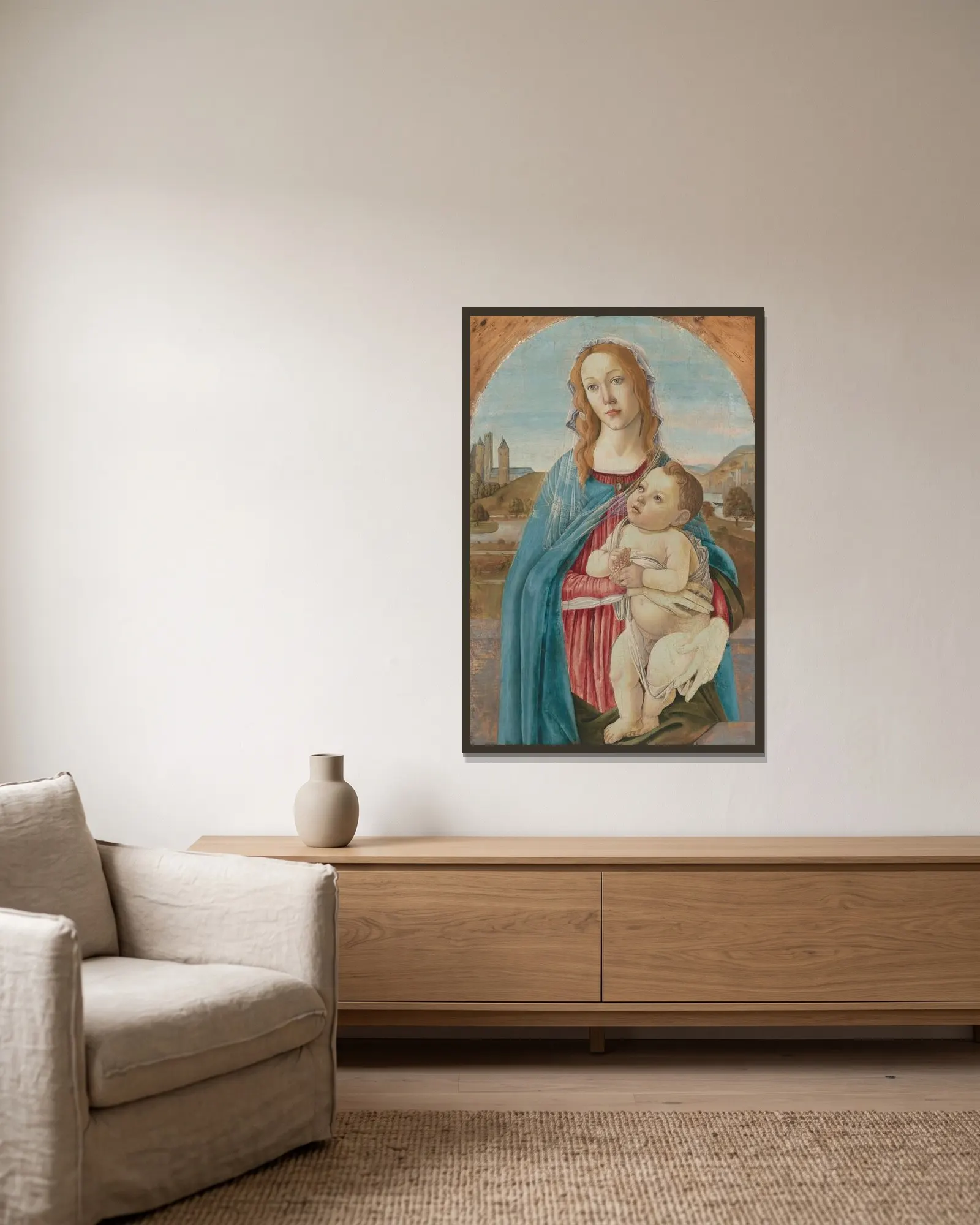 Virgin and Child av Sandro Botticelli inramad på en vägg