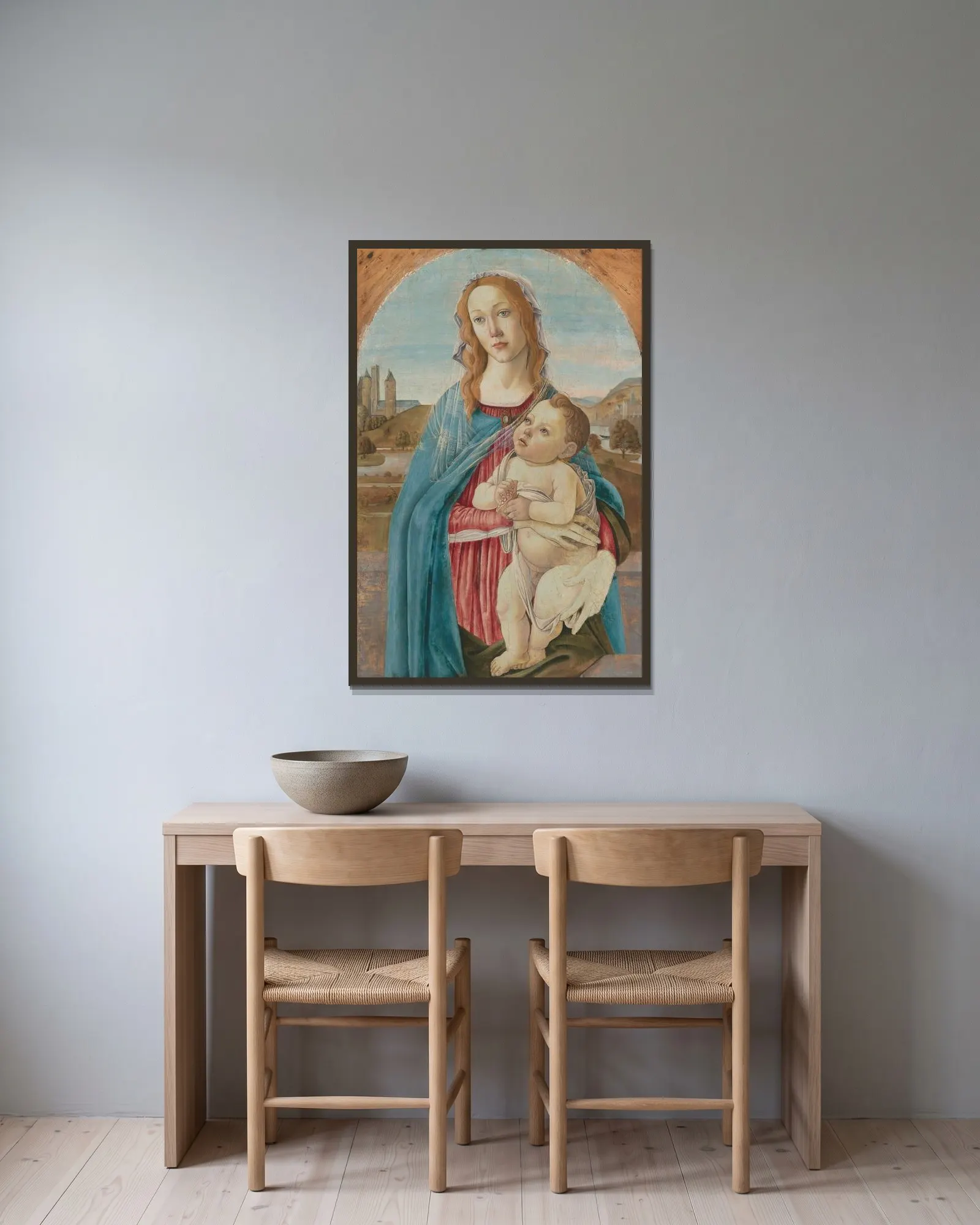 Virgin and Child av Sandro Botticelli inramad på en vägg