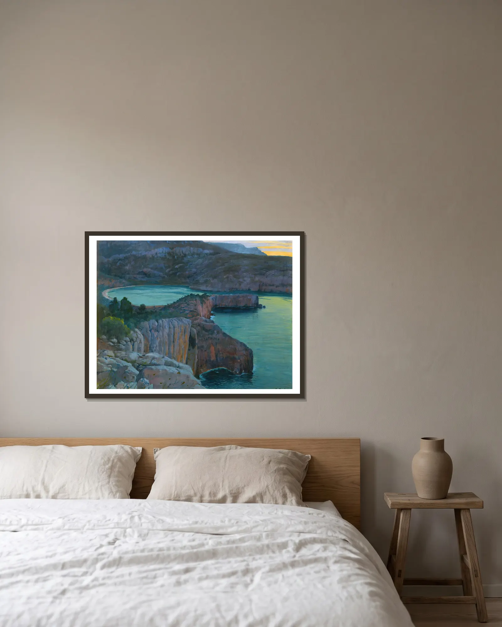 Cala Grisa av Santiago Rusiñol inramad på en vägg
