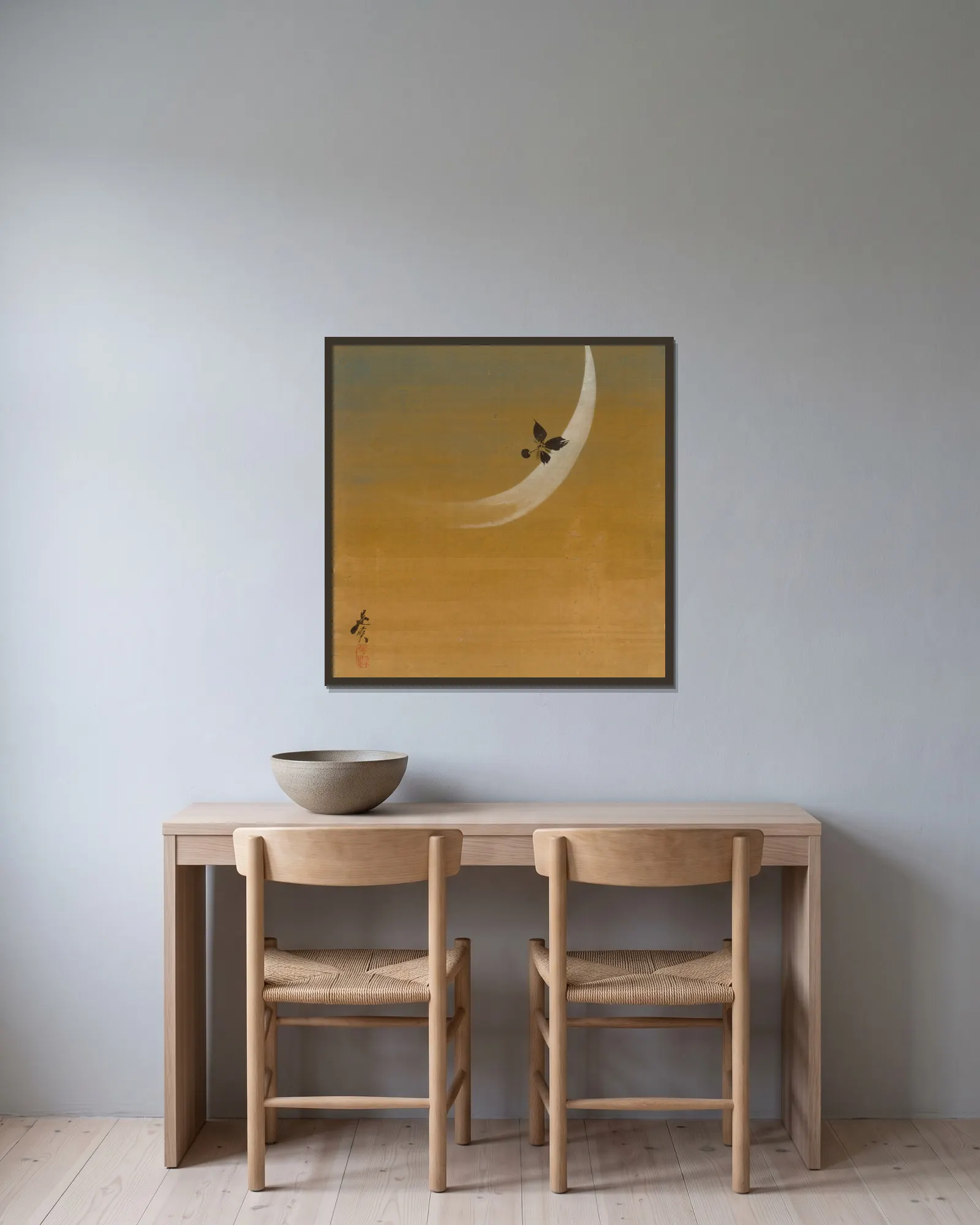 Crescent Moon av Shibata Zeshin inramad på en vägg