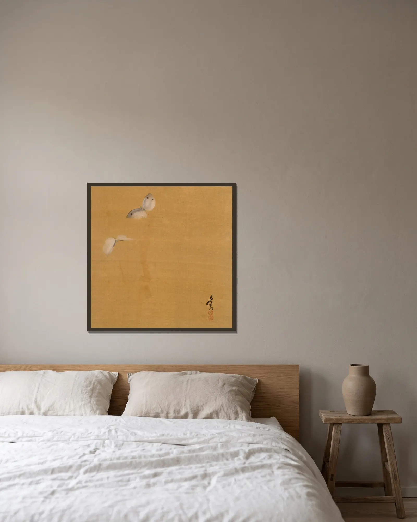Moths av Shibata Zeshin inramad på en vägg