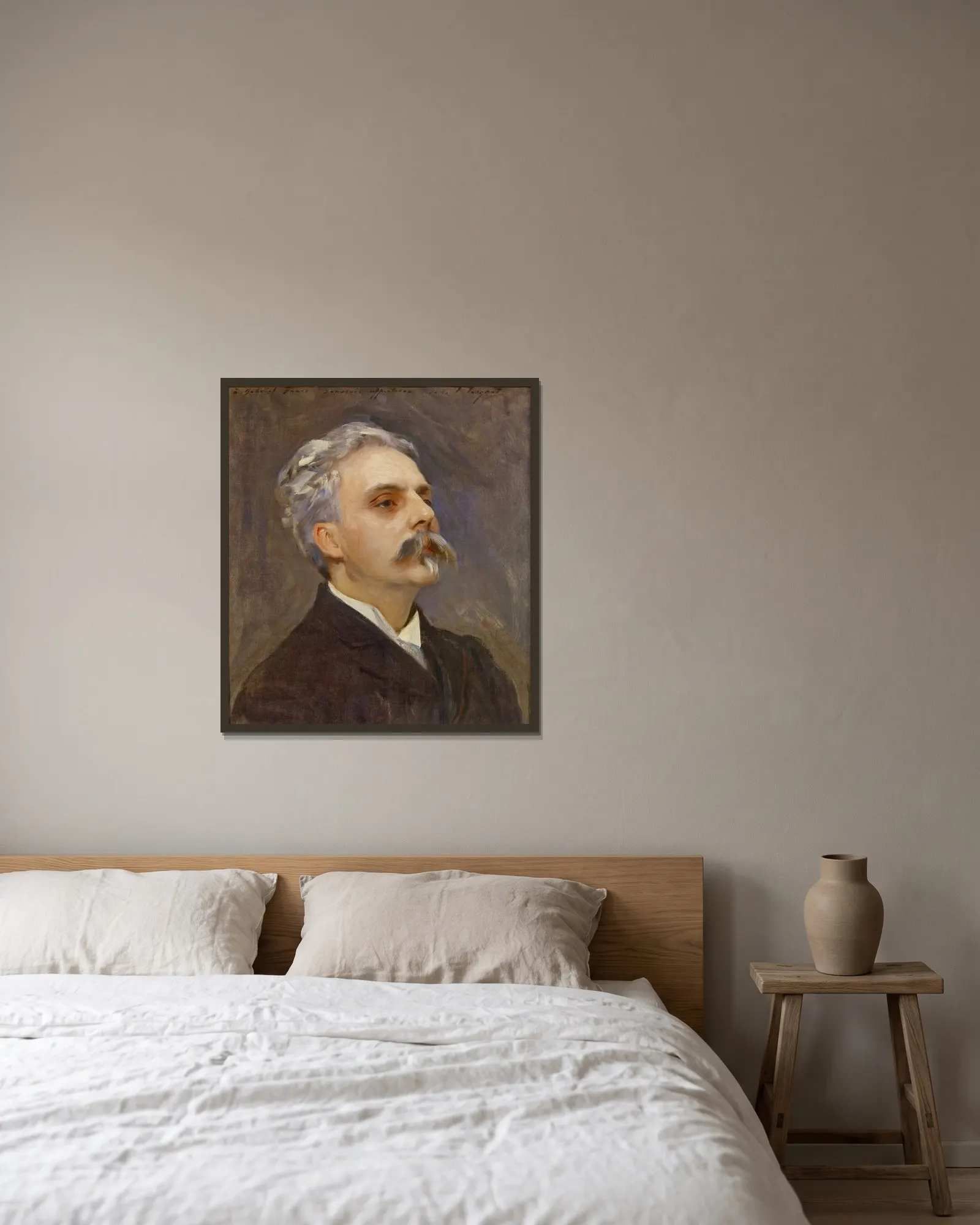 Portrait de Gabriel Fauré av John Singer Sargent inramad på en vägg