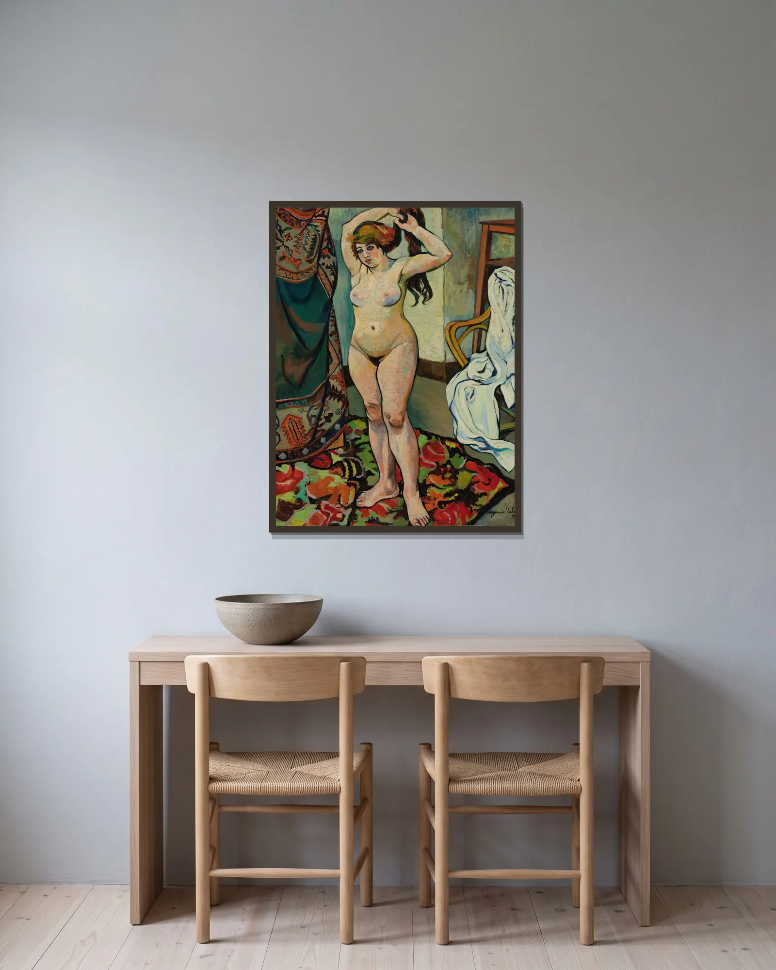 Gilbert Nue Se Coiffant av Suzanne Valadon inramad på en vägg