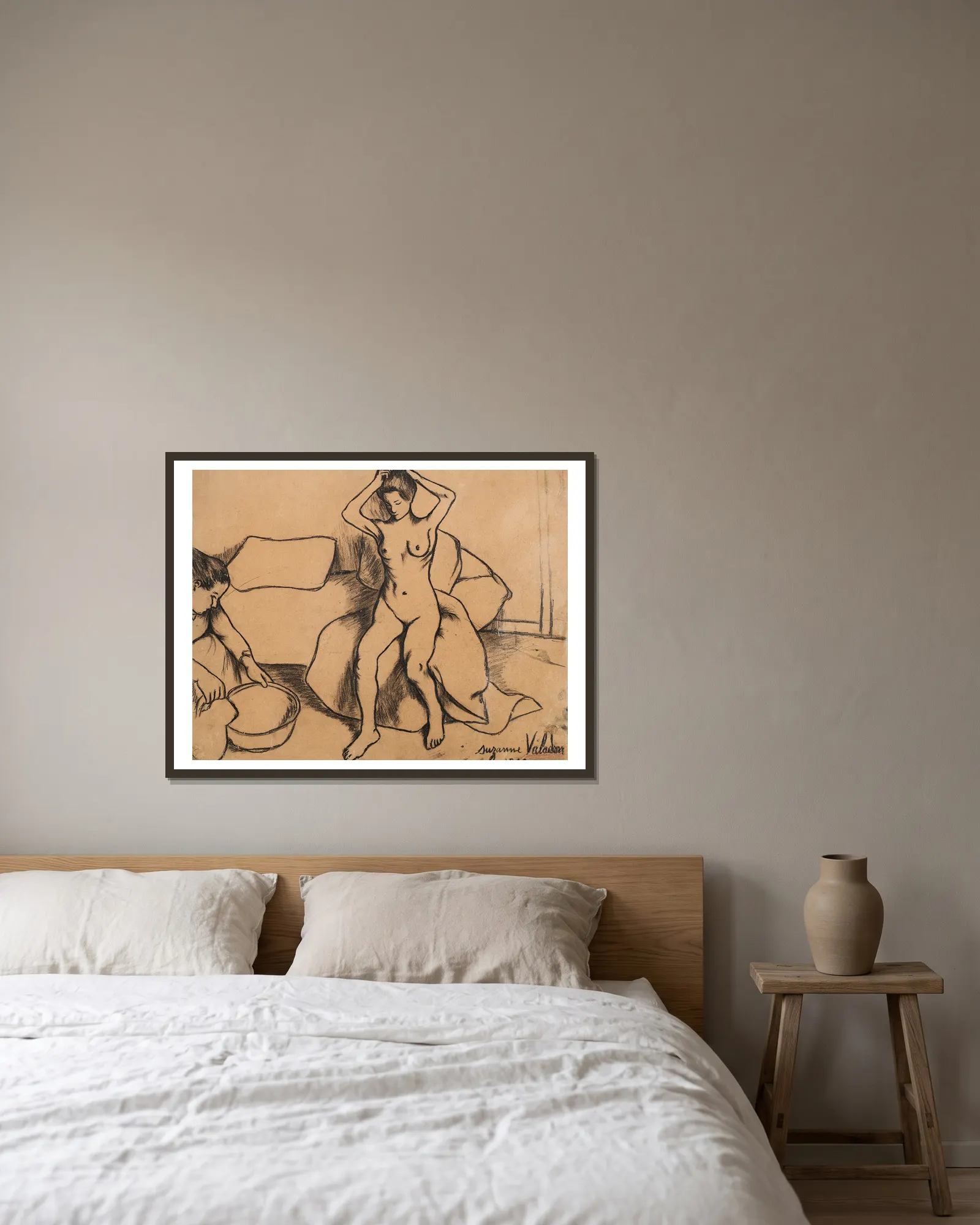 Nu assis se coiffant av Suzanne Valadon inramad på en vägg