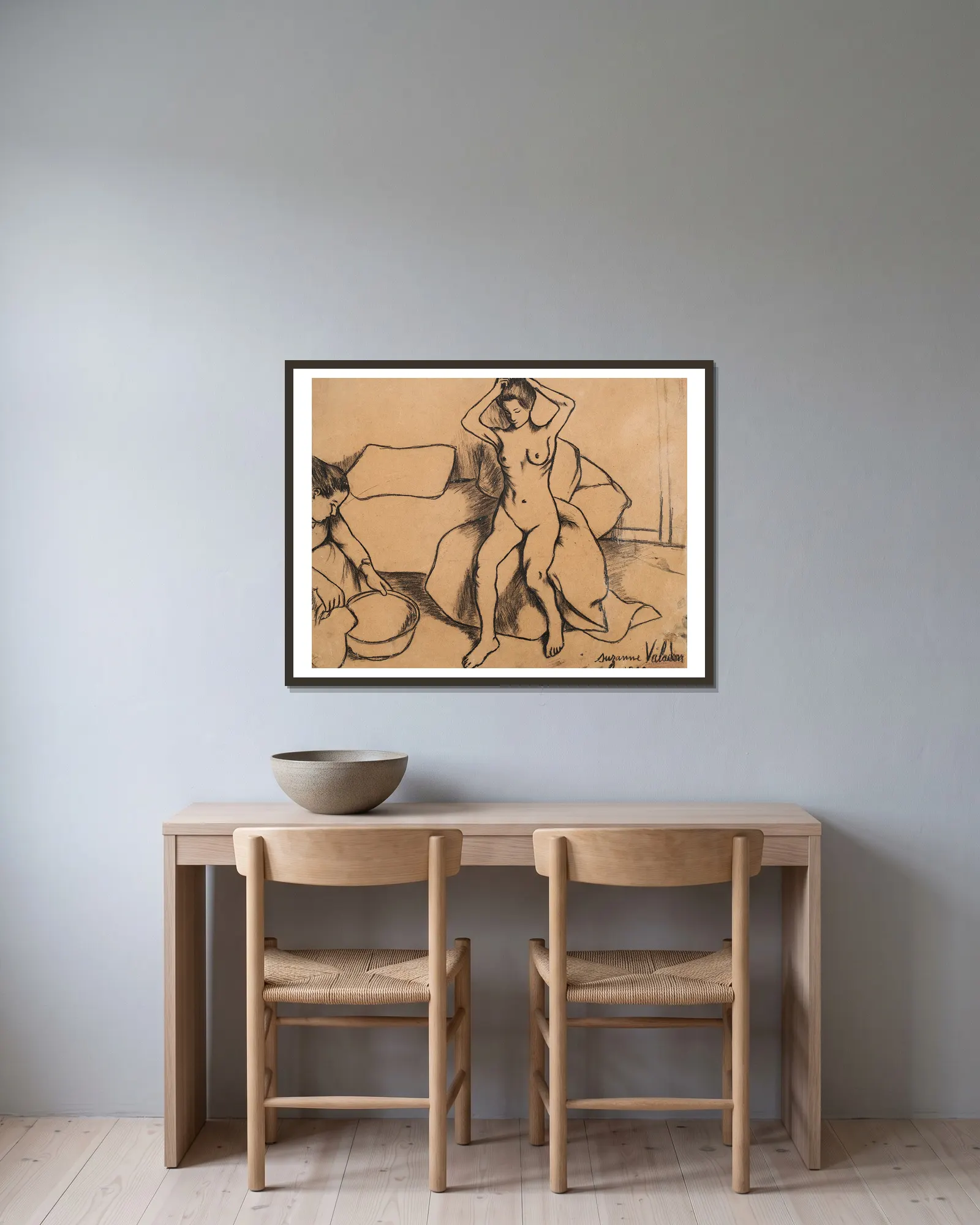 Nu assis se coiffant av Suzanne Valadon inramad på en vägg