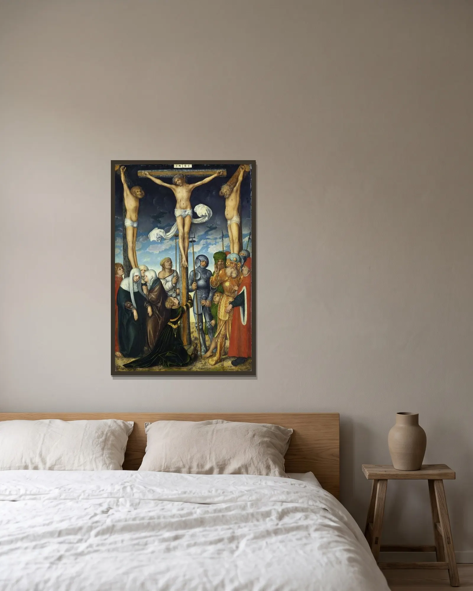 The Crucifixion, 1508 av Lucas Cranach the Elder inramad på en vägg