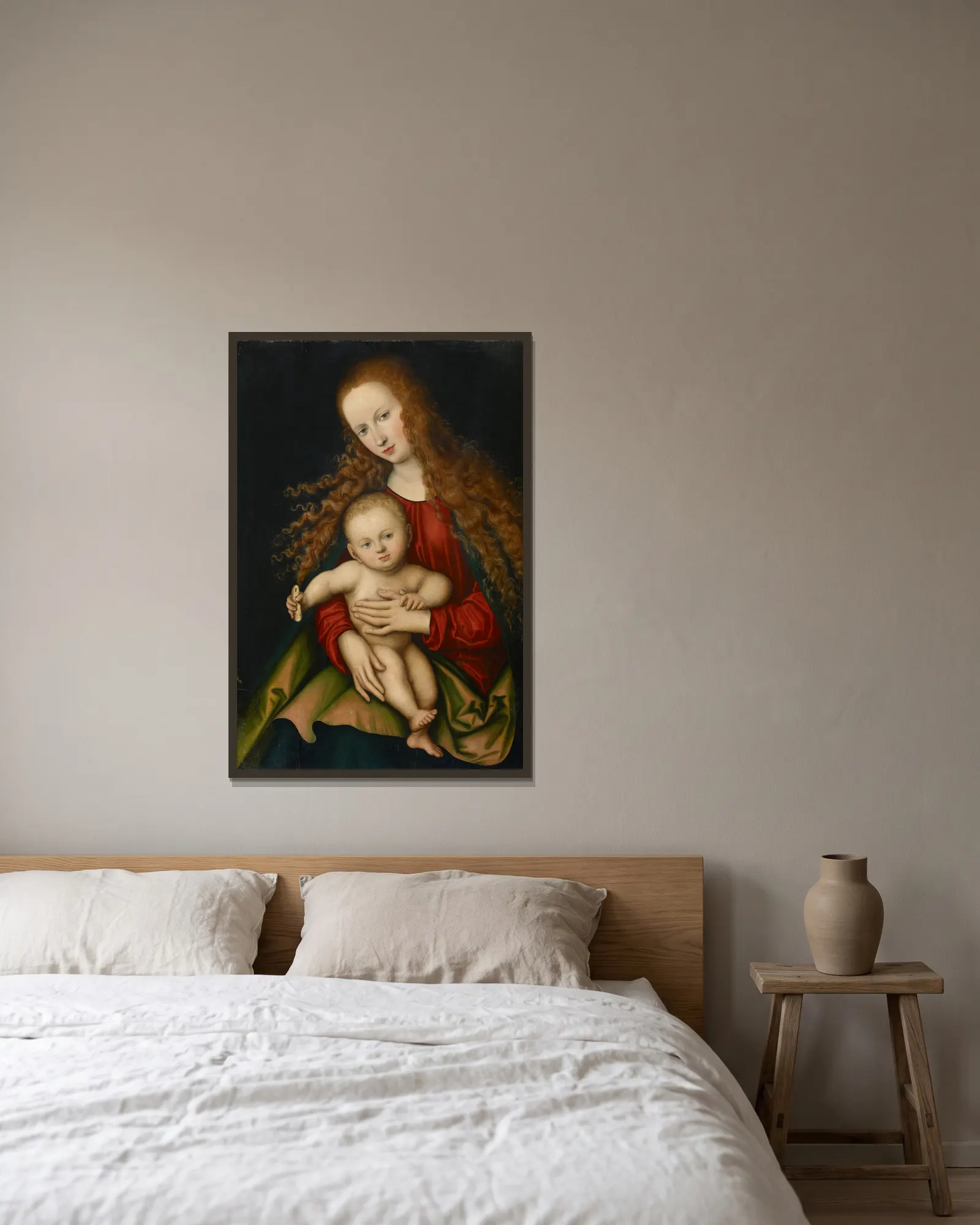 Virgin and Child av Lucas Cranach the Elder inramad på en vägg