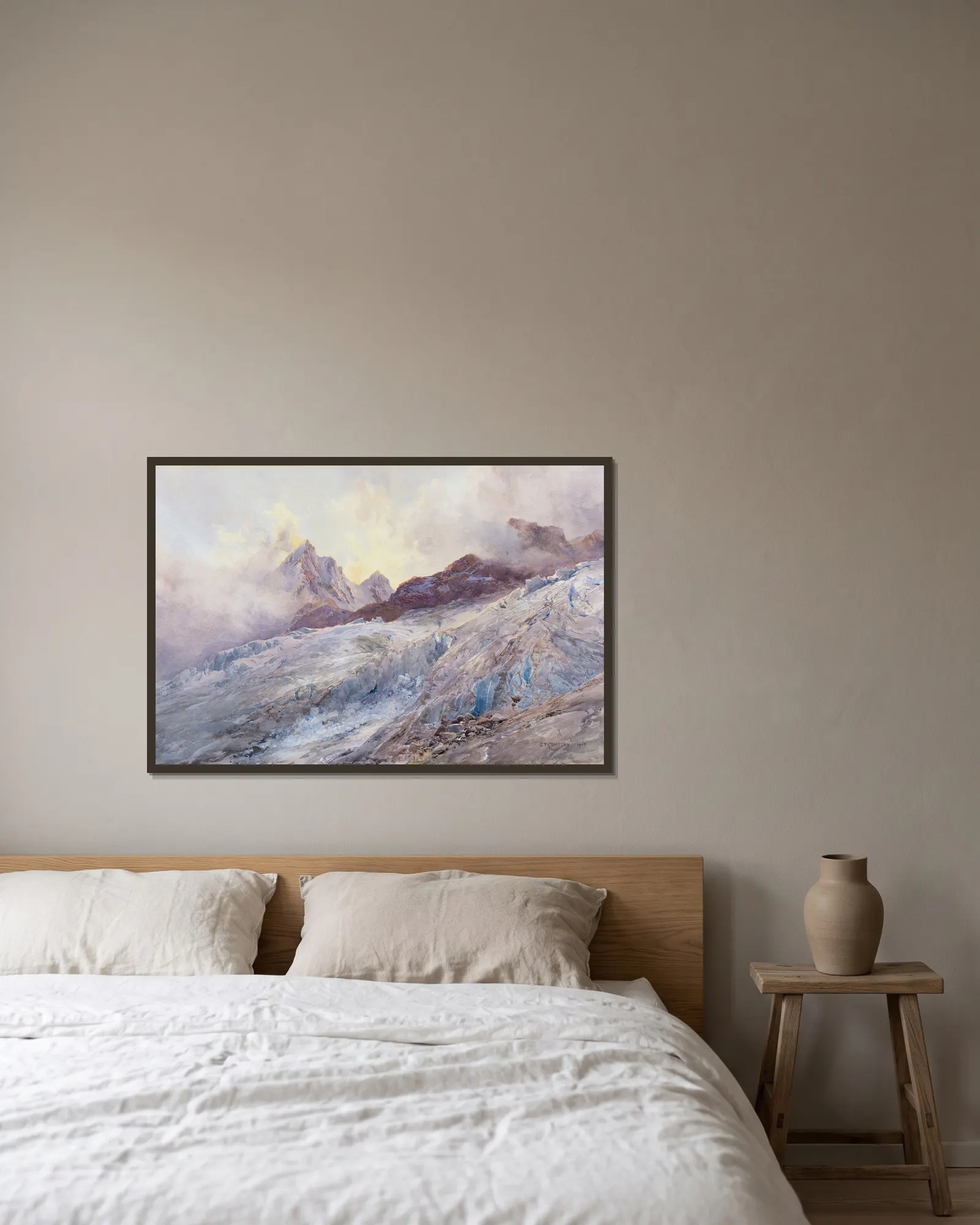 Finsteraarhorn av Edward Theodore Compton inramad på en vägg