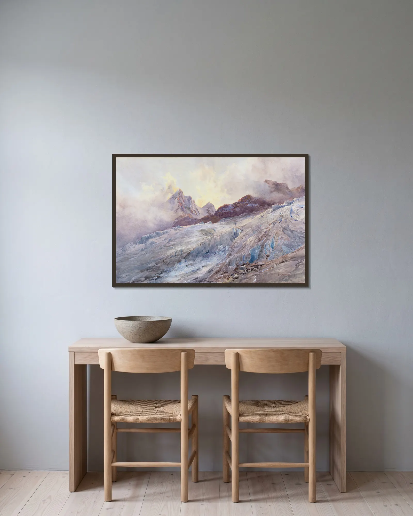 Finsteraarhorn av Edward Theodore Compton inramad på en vägg