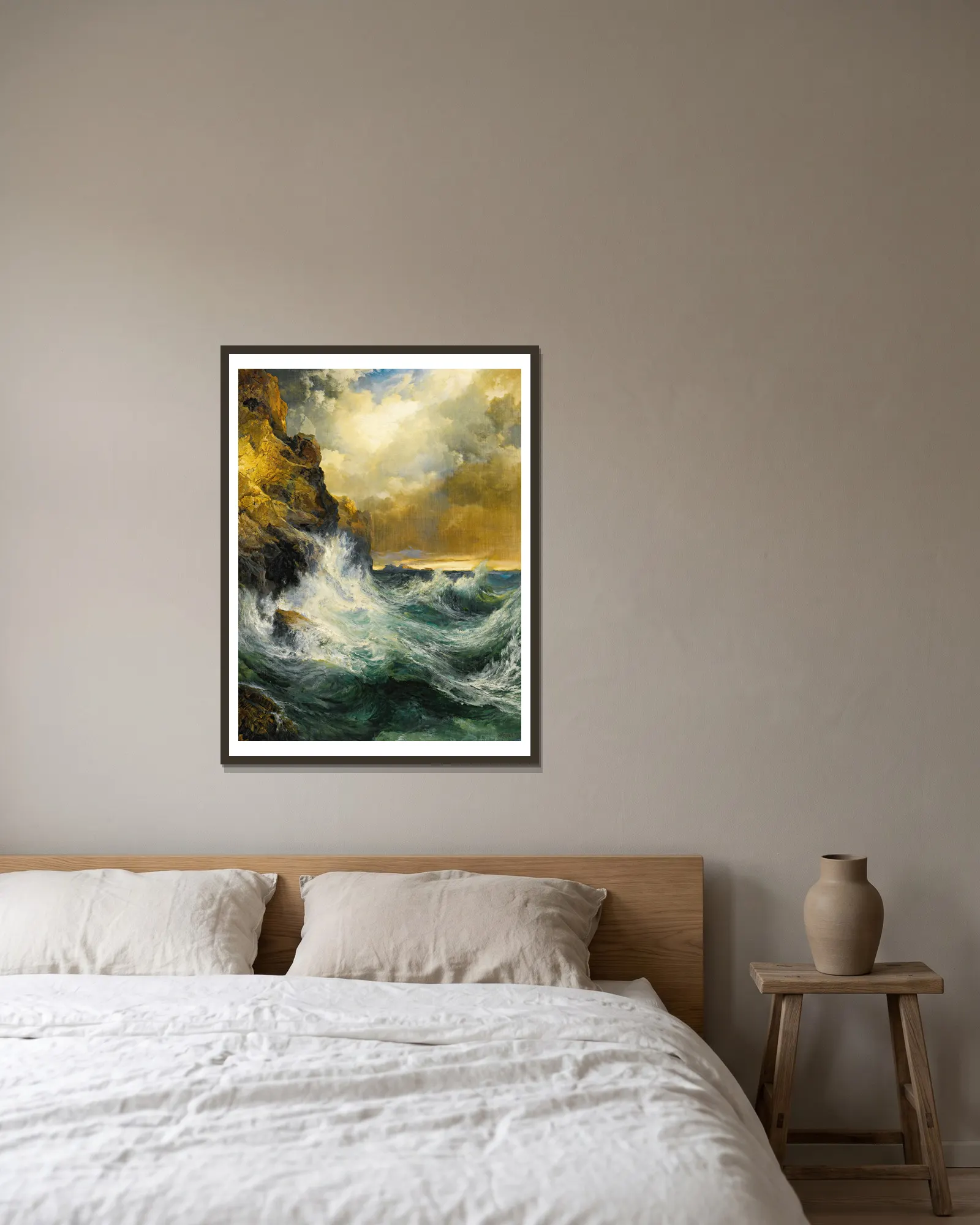 The Receding Wave av Thomas Moran inramad på en vägg