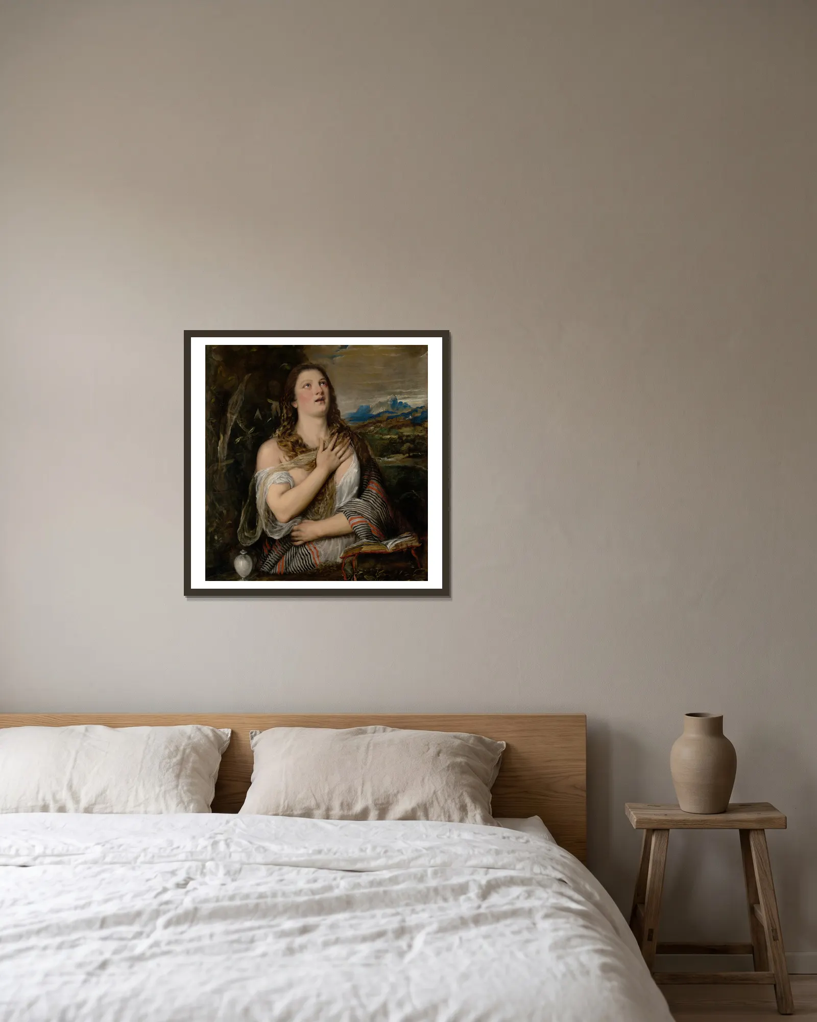 The Penitent Magdalene av Titian inramad på en vägg