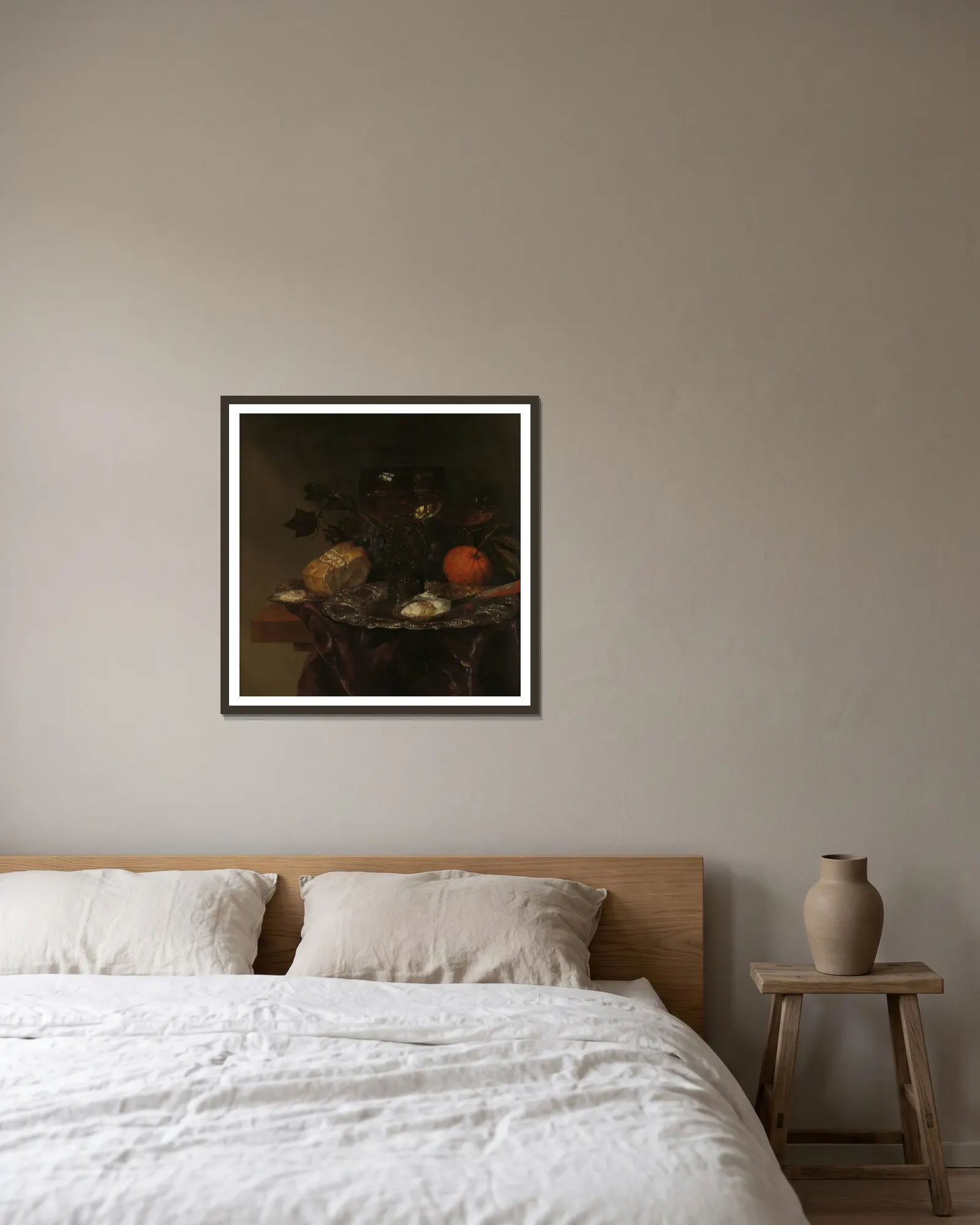 Still Life av Abraham van Beyeren inramad på en vägg