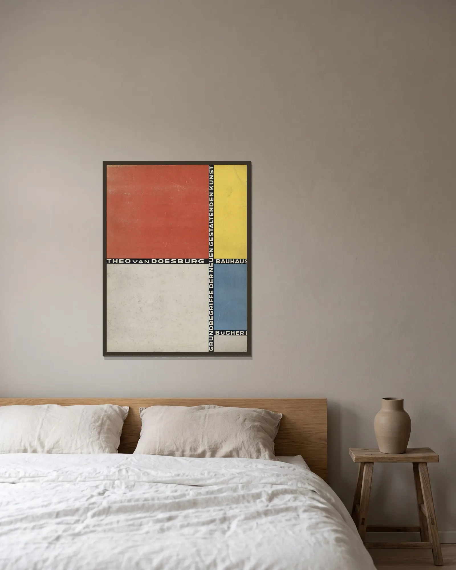 Bauhausbücher 6 av Theo van Doesburg inramad på en vägg