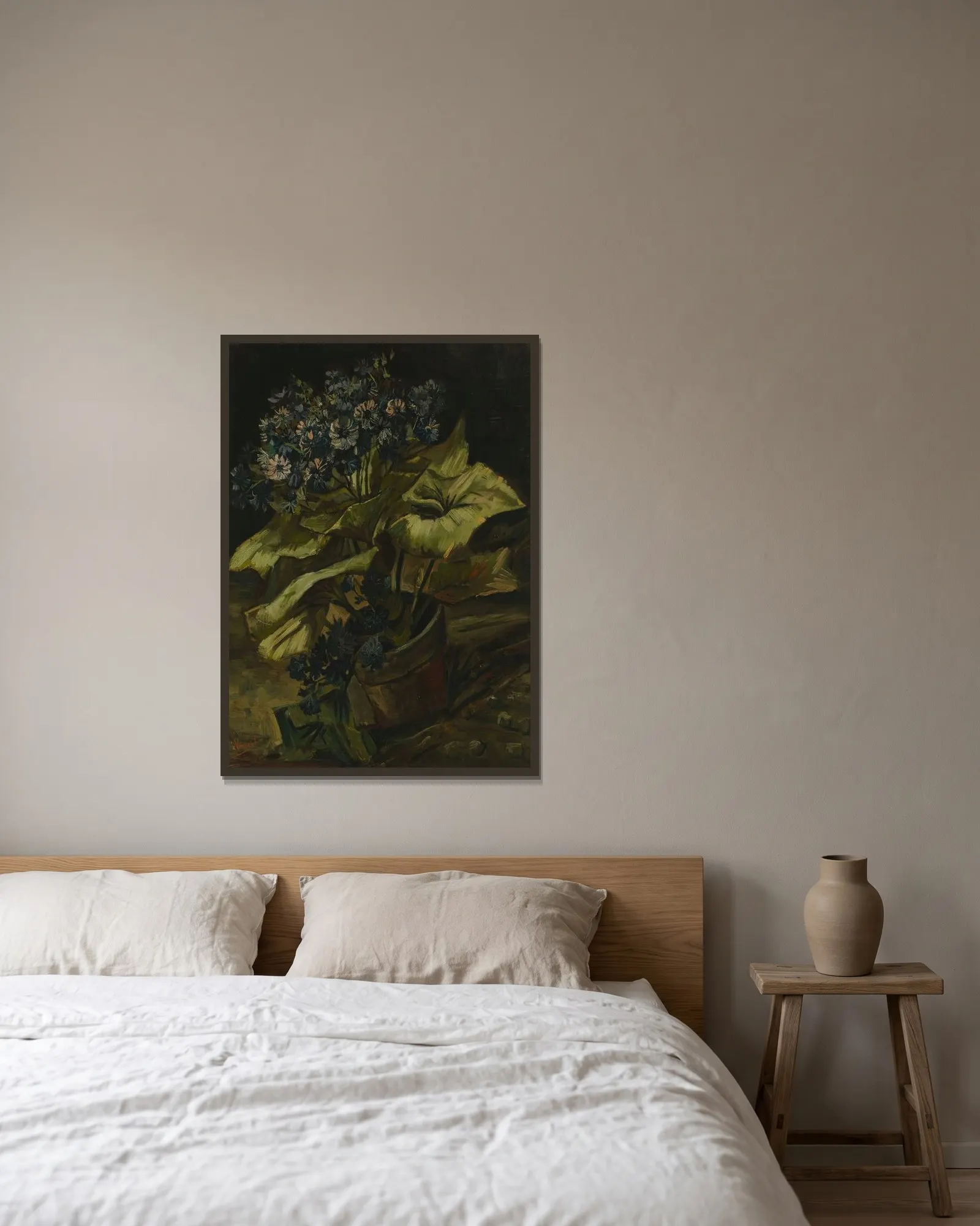 Cineraria av Vincent van Gogh inramad på en vägg