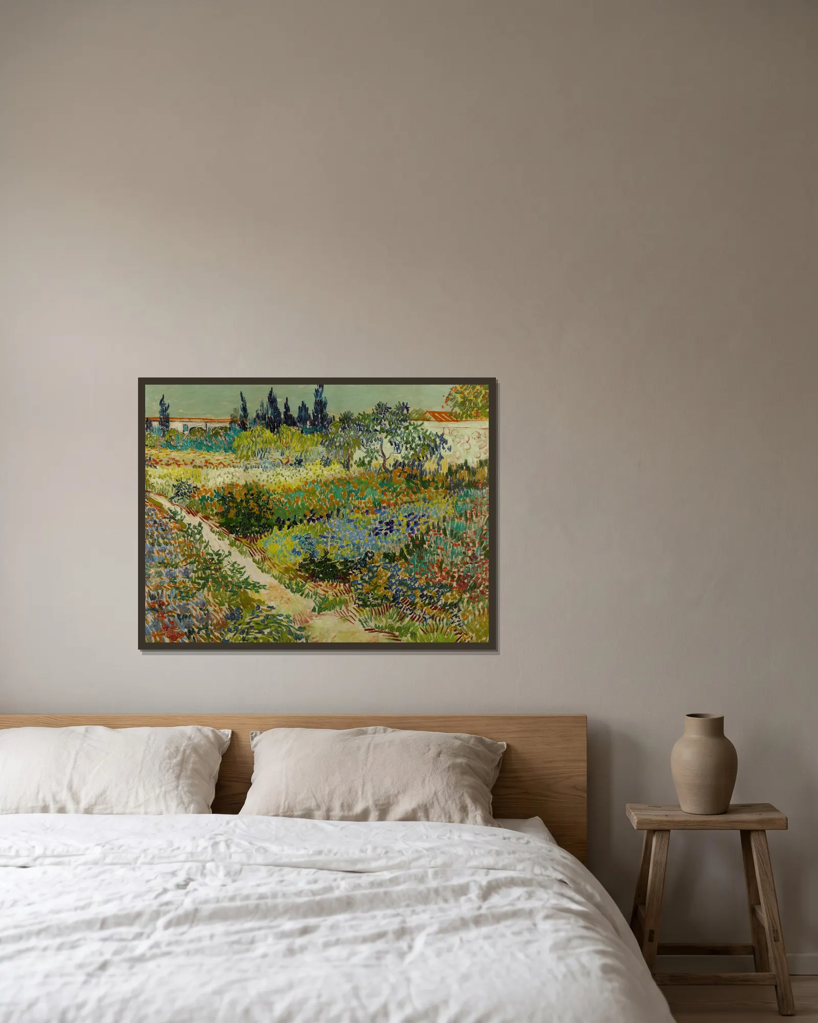 Garden at Arles av Vincent van Gogh inramad på en vägg