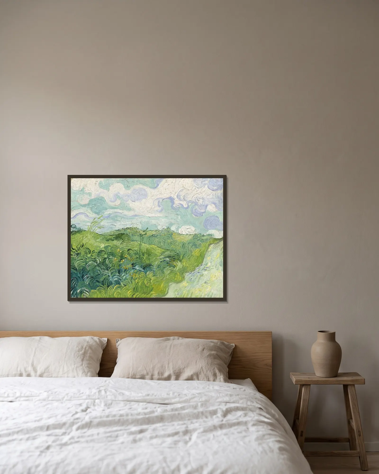 Green Wheat Fields, Auvers av Vincent van Gogh inramad på en vägg