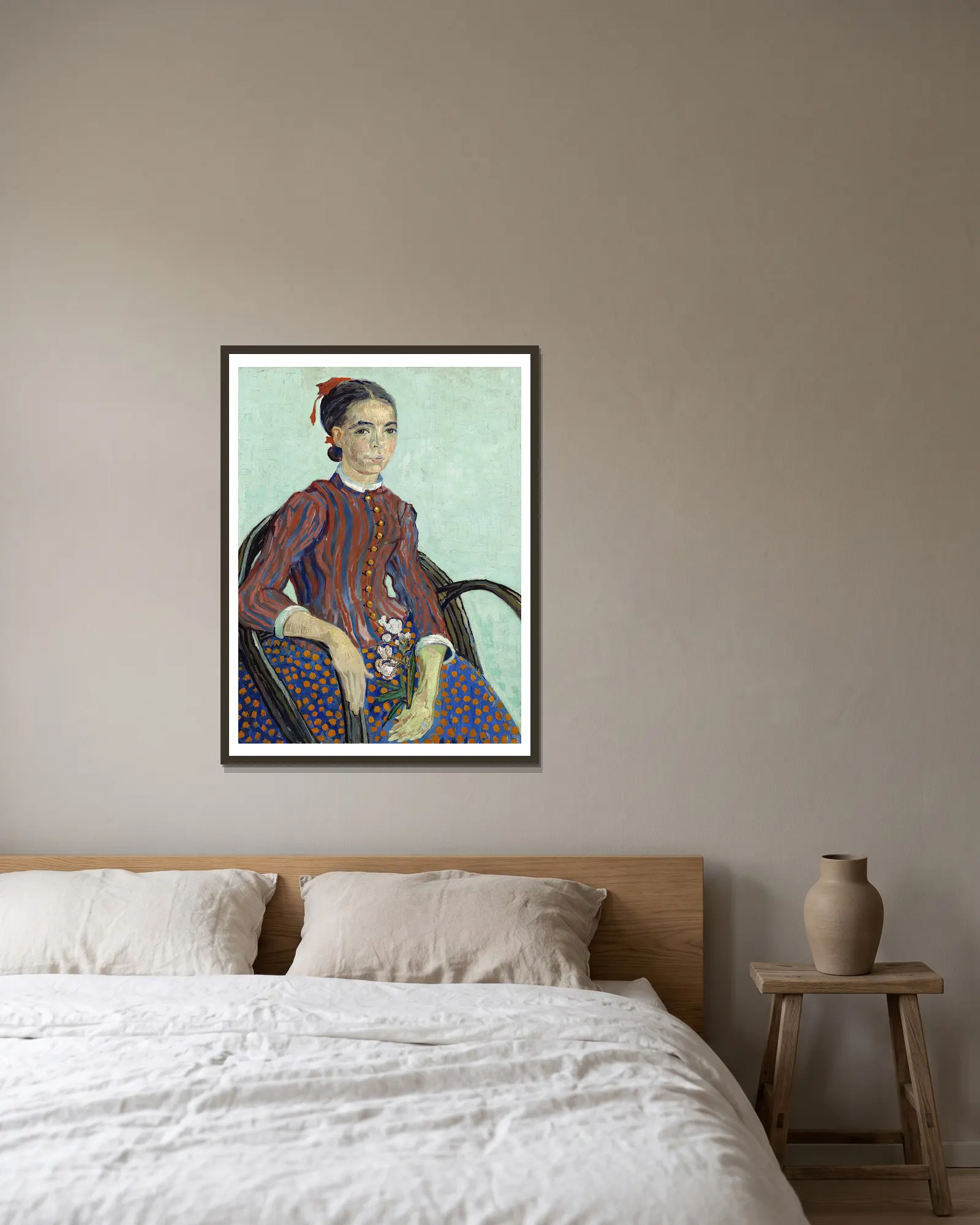 La Mousmé av Vincent van Gogh inramad på en vägg