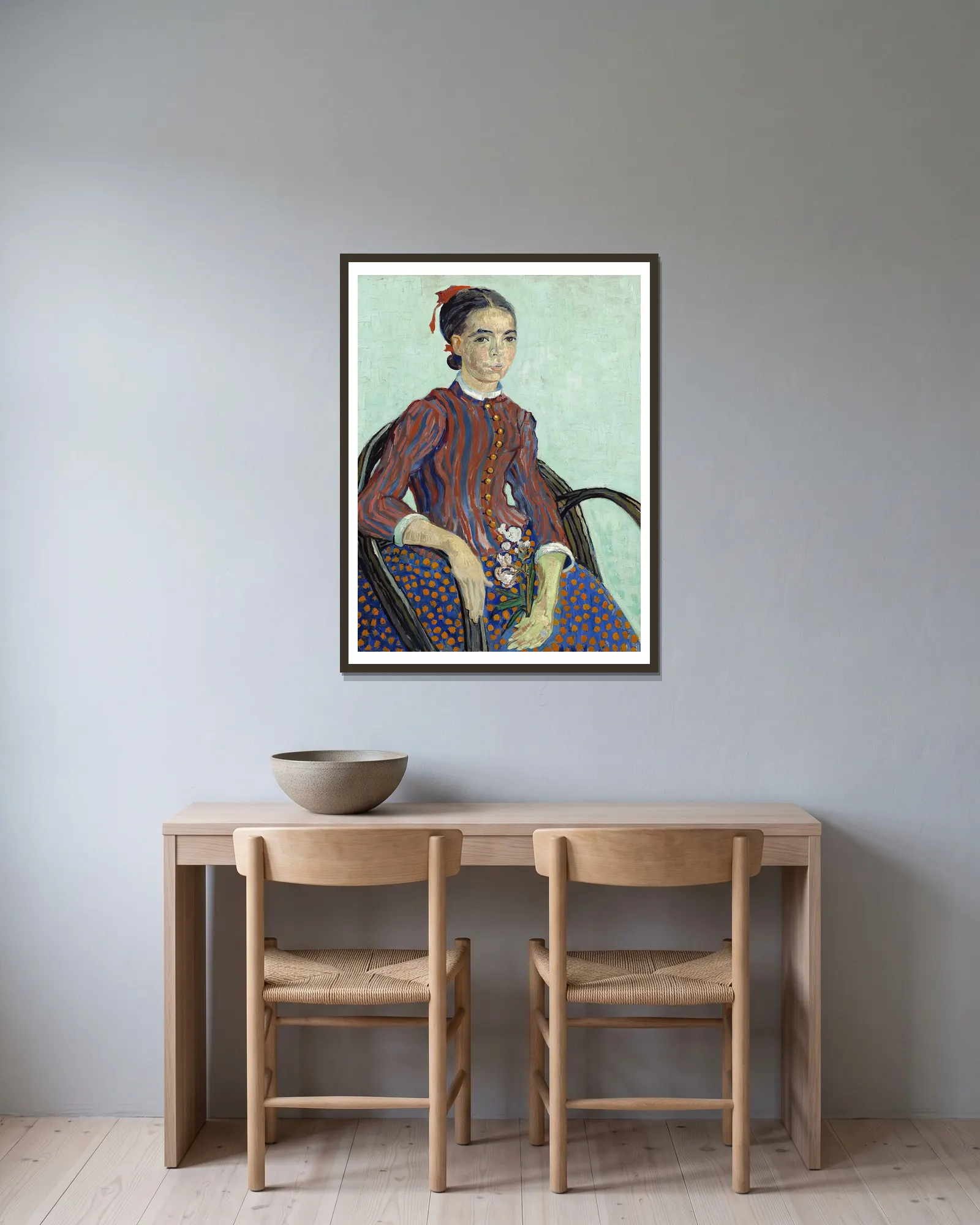 La Mousmé av Vincent van Gogh inramad på en vägg