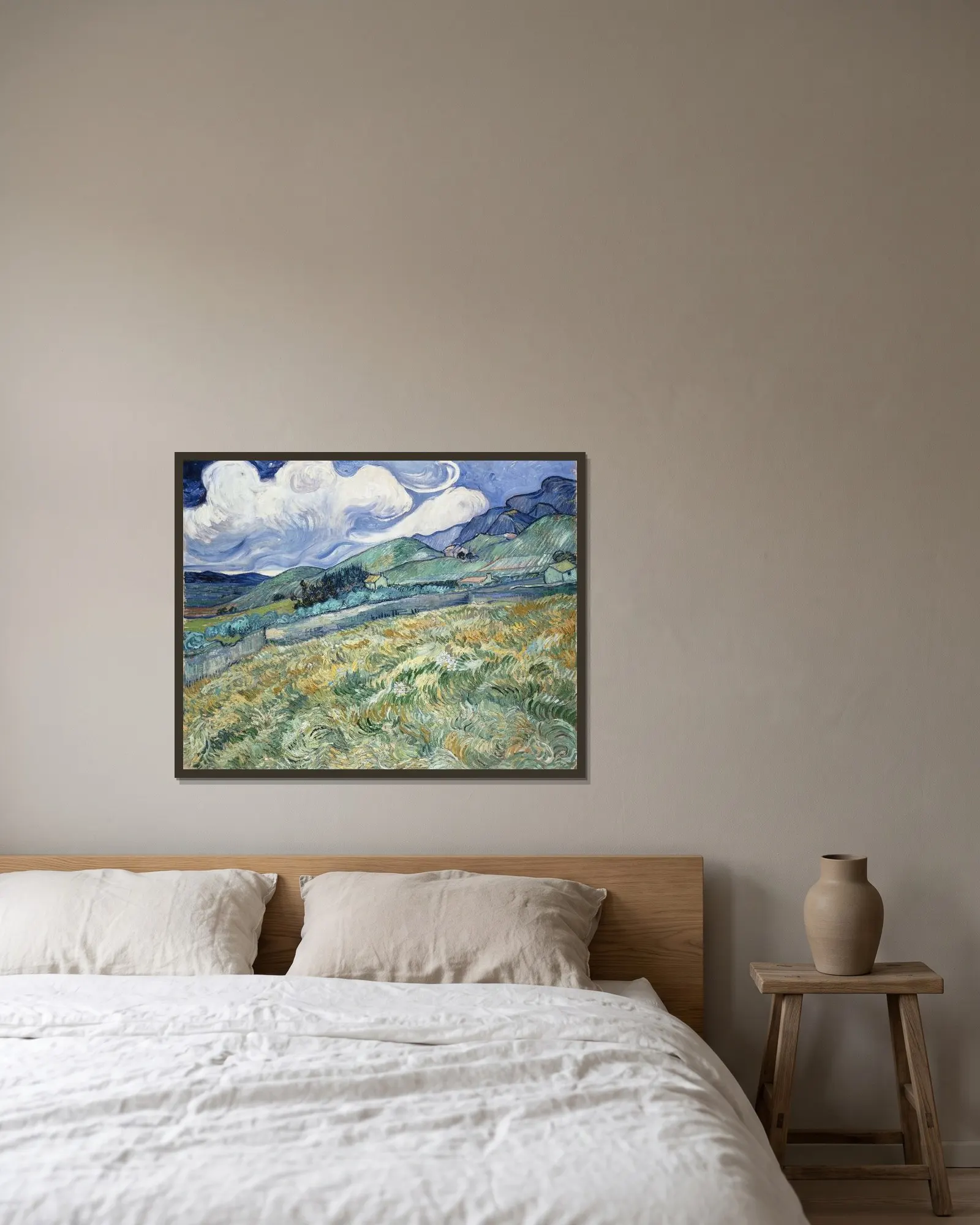 Landscape from Saint-Rémy av Vincent van Gogh inramad på en vägg