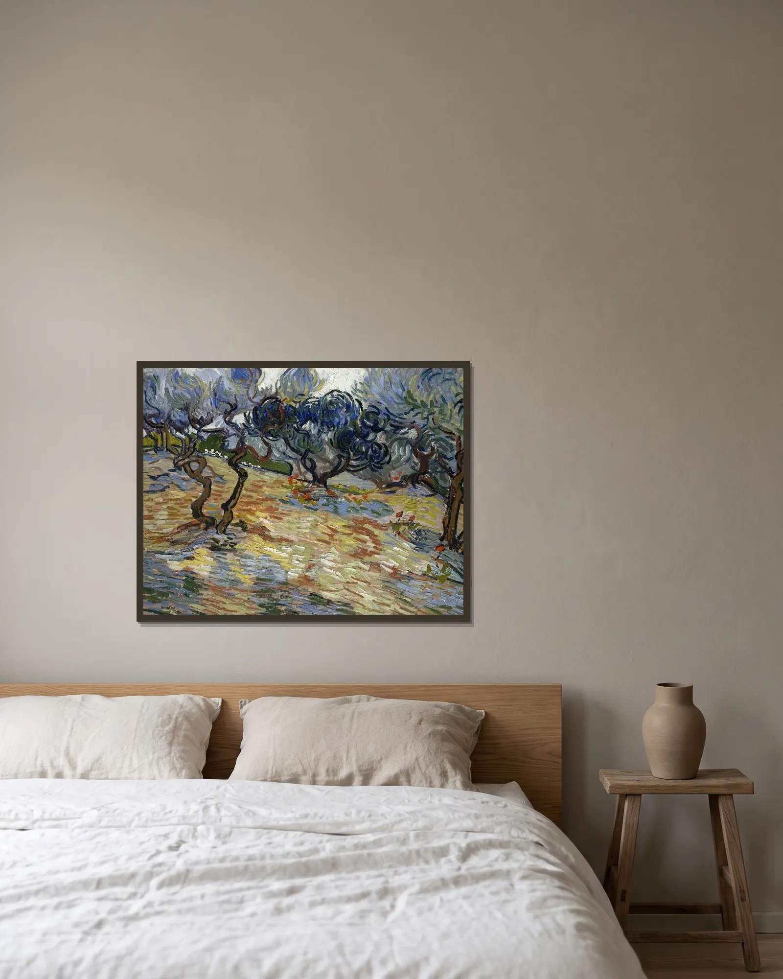 Olive Trees av Vincent van Gogh inramad på en vägg