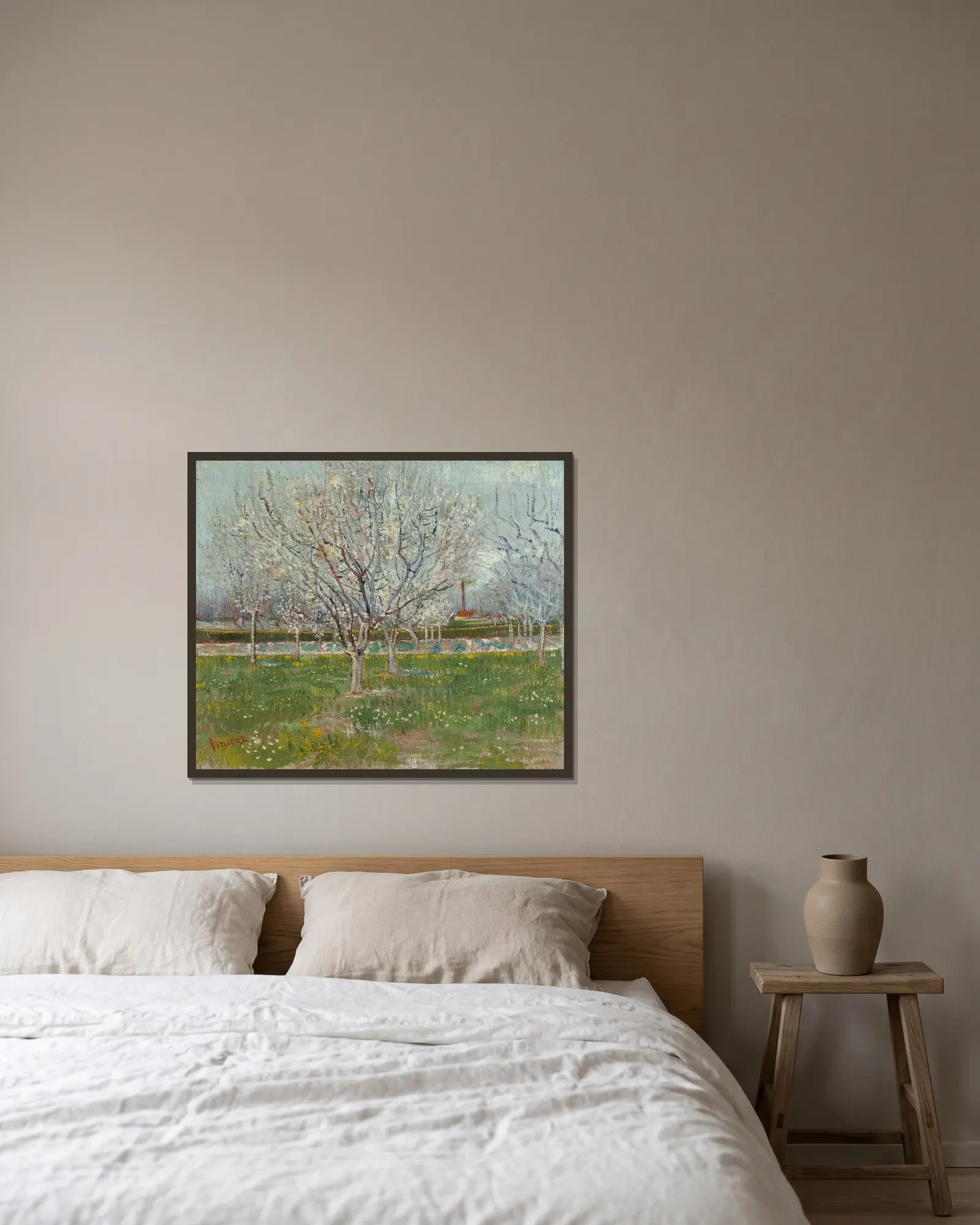 Orchard in Blossom (Plum Trees) av Vincent van Gogh inramad på en vägg