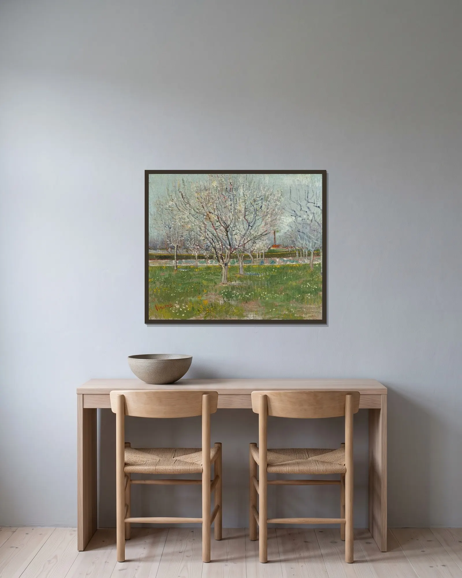 Orchard in Blossom (Plum Trees) av Vincent van Gogh inramad på en vägg