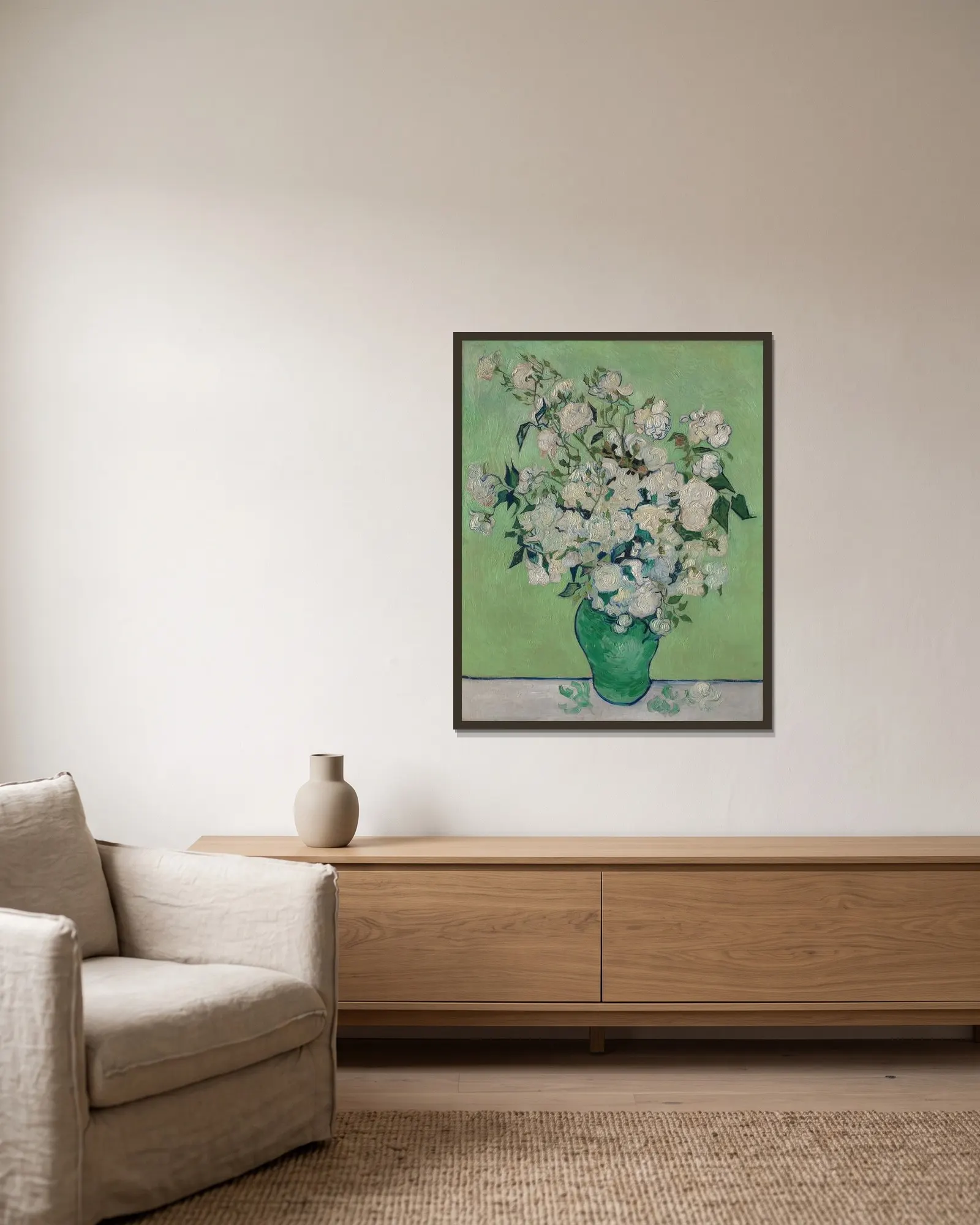 Roses av Vincent van Gogh inramad på en vägg
