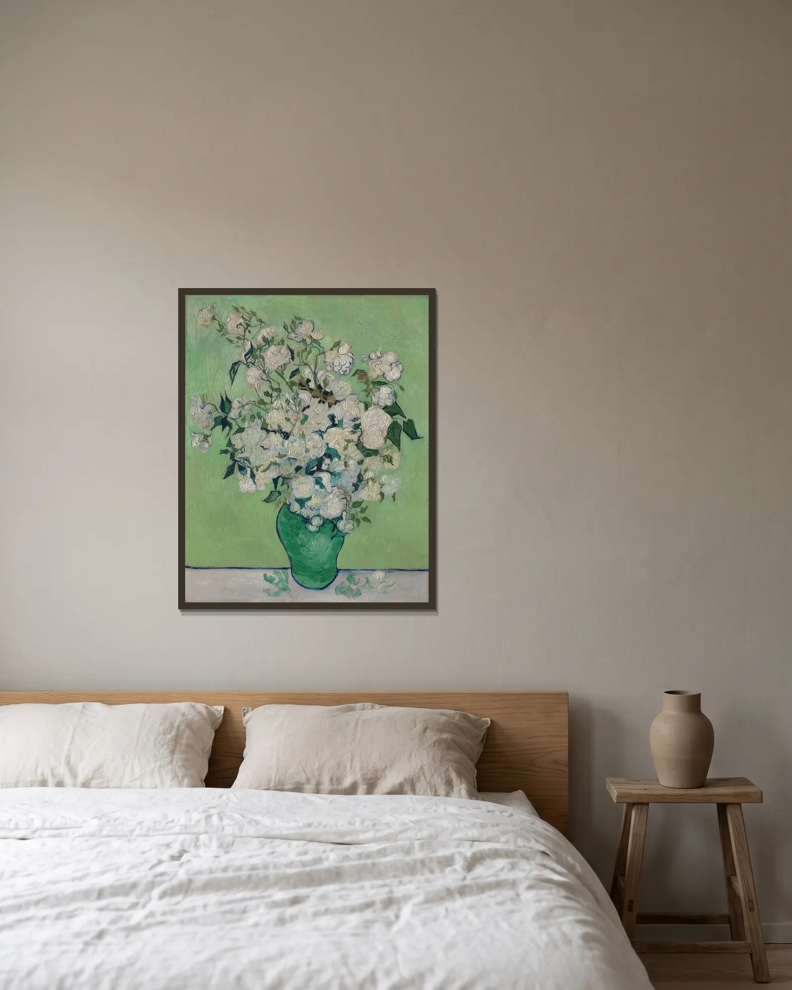 Roses av Vincent van Gogh inramad på en vägg